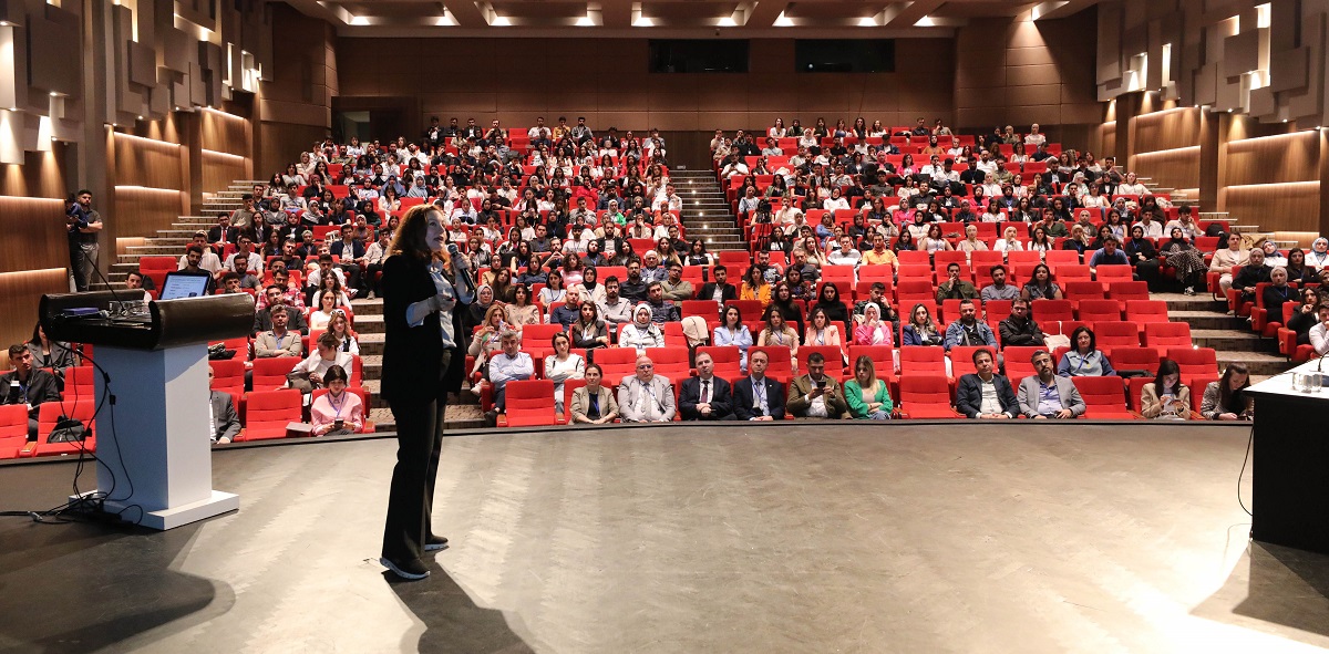 Açılış konuşmaları sonrası farklı üniversitelerden katılım sağlayan akademisyenle sunumları gerçekleştirdi.