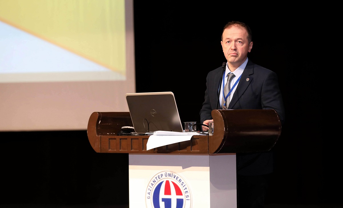 Diş Hekimliği Fakültesi öğrencilerine bu tür etkinliklere katılma tavsiyesinde bulunan Prof. Dr. Uğur Aydın, “Hekimlik mesleği hayat boyu öğrenmeyi gerektiren bir meslek grubudur. Dolayısıyla bu tür bilimsel etkinlikler bilgi ve becerilerimizi güncellemek adına çok değerlidir. Mümkün oldukça buradaki güncel bilgileri edinerek mesleki yaşantınızı geliştirin hayat boyu öğrenin.” dedi.