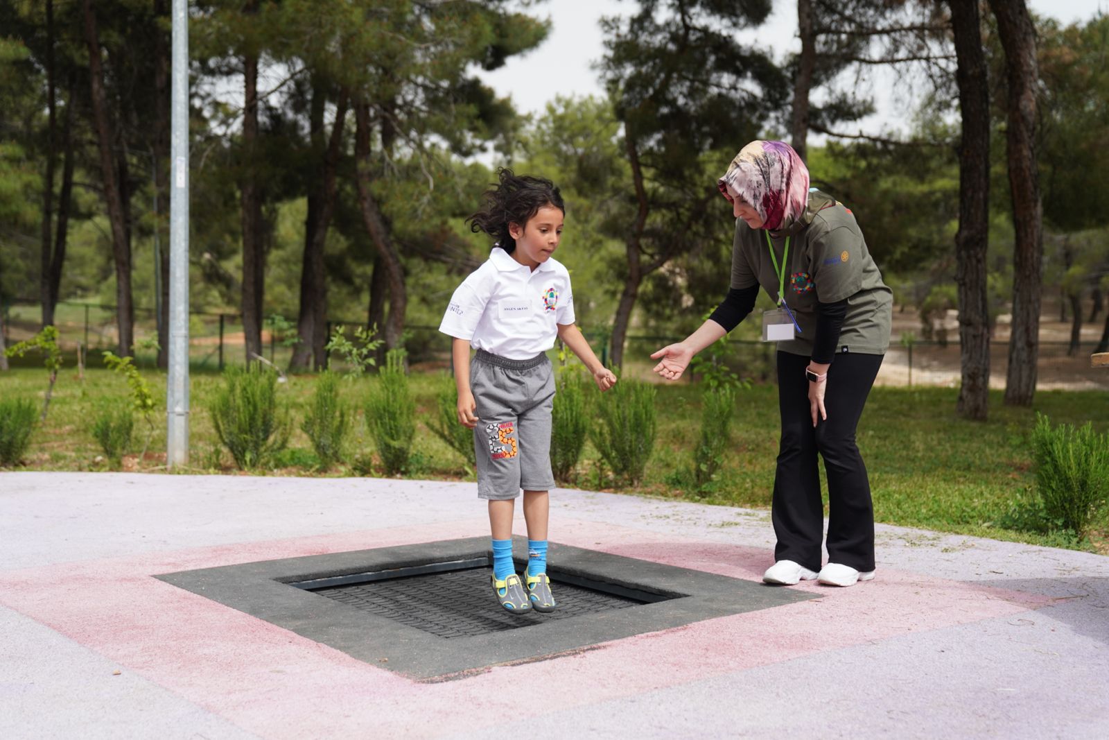 Otizmli bireylerin sosyal etkileşimini, iletişimini, davranışlarını geliştirmek ve farkındalık oluşturmak amacıyla Seyr-i Antep Gençlik Kampı ve Engelsiz Yaşam Merkezi’nde düzenlenen program üç gün sürdü.