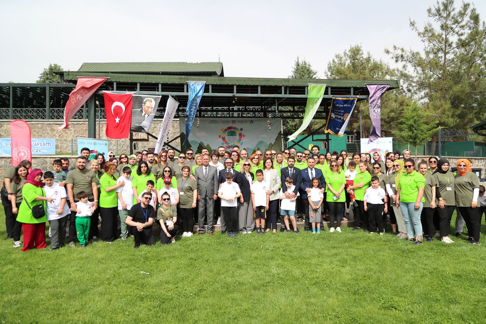 Etkinliğe katılım sağlayan Gaziantep Büyükşehir Belediyesi Başkan Yardımcısı Feray Yılmaz yaptığı konuşmada deprem bölgesinden kampa katılan 23 otizmli çocuğun ve ailesinin, düzenlenen atölye etkinlikleri ile hem eğitim aldıklarını hem de doyasıya eğlenme fırsatı yakaladıklarını söyledi.     
