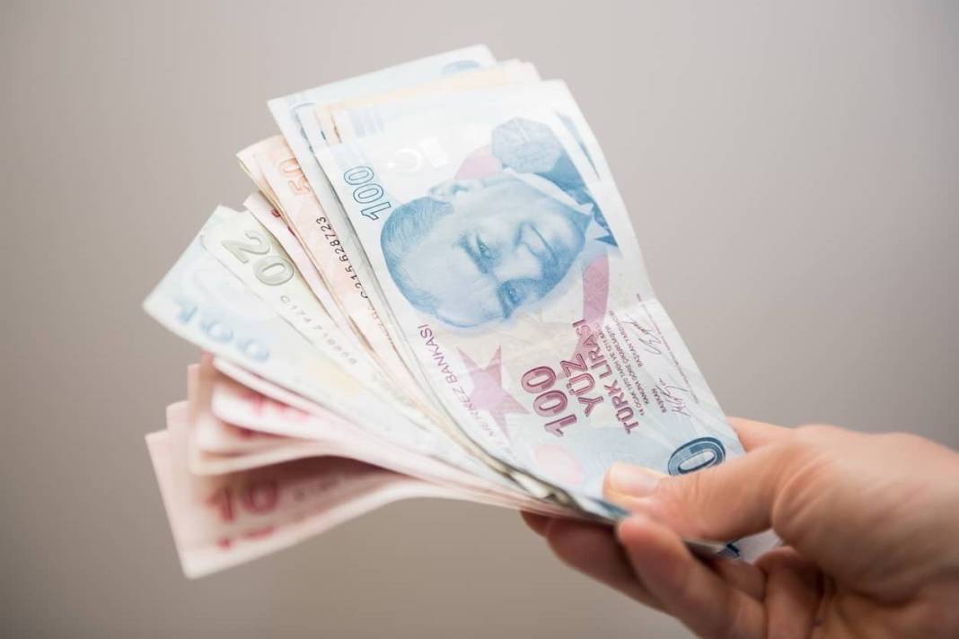 4 BİNİŞ HAKKI TANINACAK

65 yaş üstü vatandaşlar artık sadece dört seyahatle sınırlı olacaklar. Ayrıca, öğretmenler de bu gruba dahil edildi. Öğretmenlerin ücretsiz seyahat hakkı da dört seyahatle sınırlı olacak, ancak bilet sahipleri kalan seyahatlerin tamamını ödemek zorunda kalacaklar.