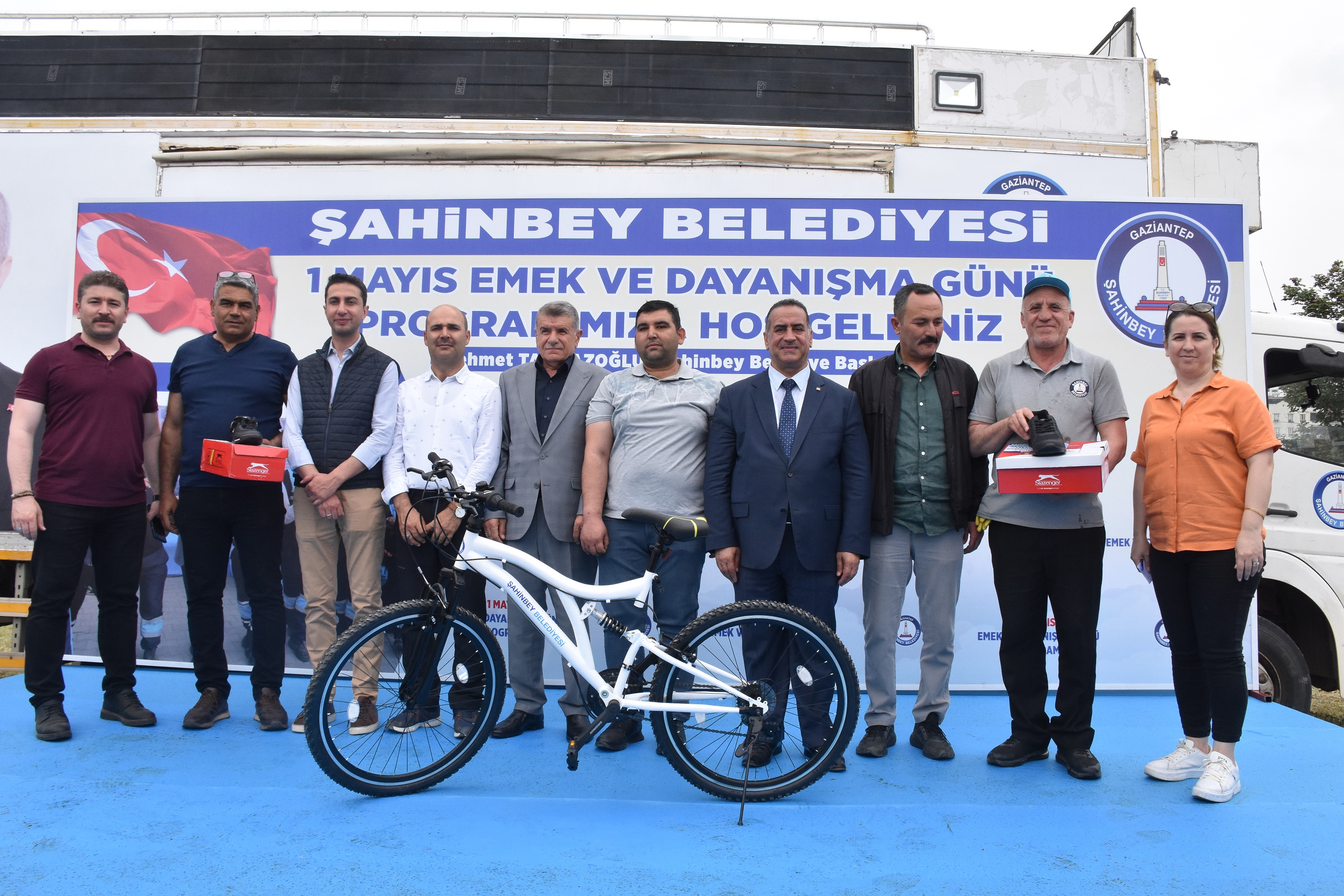 Şahinbey Belediyesi, 1 Mayıs Emek ve Dayanışma Günü’nü kutlamalarında Şahinbey Belediyesi çalışanlarına kura ile bisiklet, tablet ve spor ayakkabısı hediye etti.