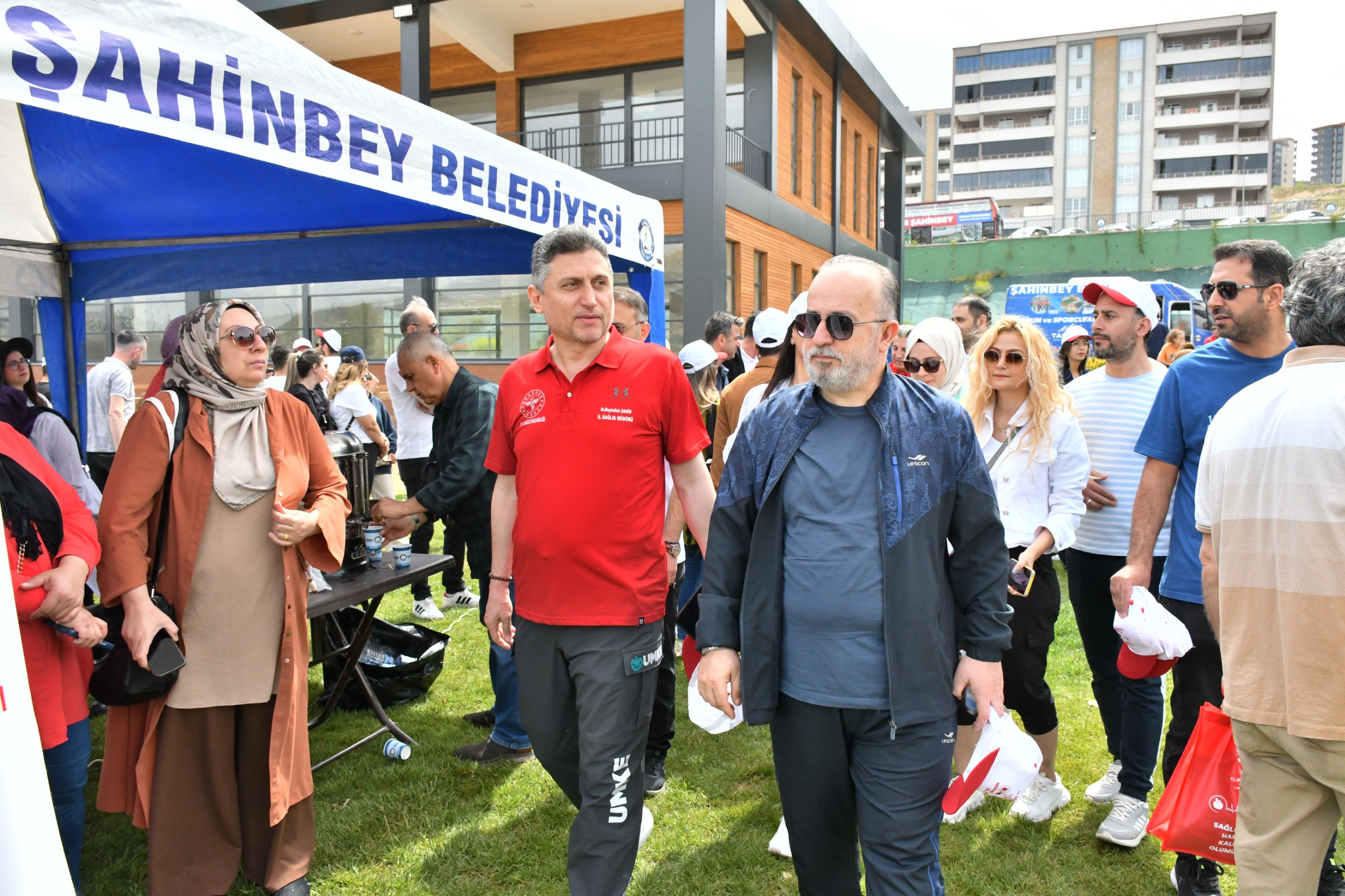 Günlük yaşamı mümkün olduğunca aktif geçirmek sağlıklı bir yaşamın ilk adımıdır. Daha fazla yarar elde edebilmek ve sağlığı koruyup geliştirebilmek için fiziksel aktiviteler düzenli olarak yapılmalı ve yaşamın bir parçası hâline getirilmelidir.