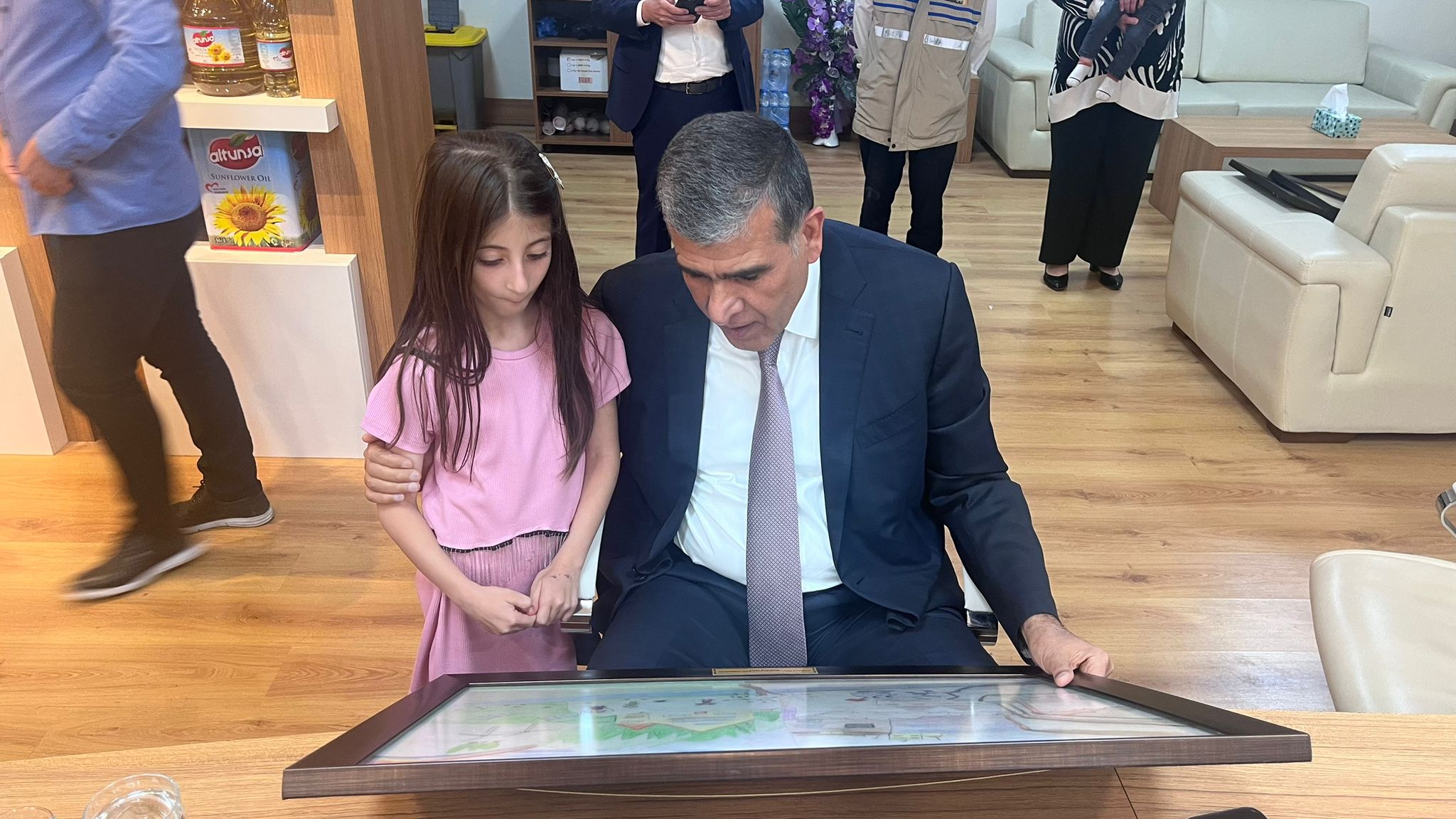 Temiz Bir Çevre Resmediyorum” isimli Resim yarışmasına ise 8-12 yaş aralığındaki 400 öğrenci katılım sağladı. Dereceye giren öğrencilere ödülleri Altunkaya Holding Yönetim Kurulu Başkanı Mahsum Altunkaya düzenlenen törenle verildi.

