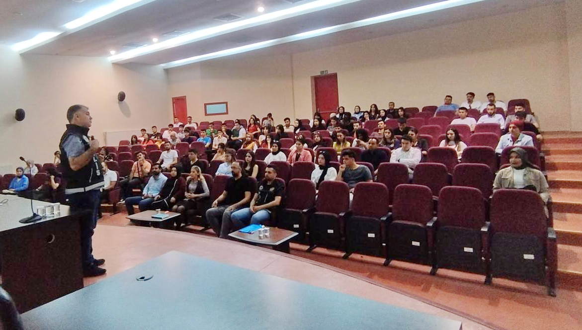 Oğuzeli MYO Öğrencilerine Uyuşturucu Madde Bağımlılığı İle Mücadele Konferansı