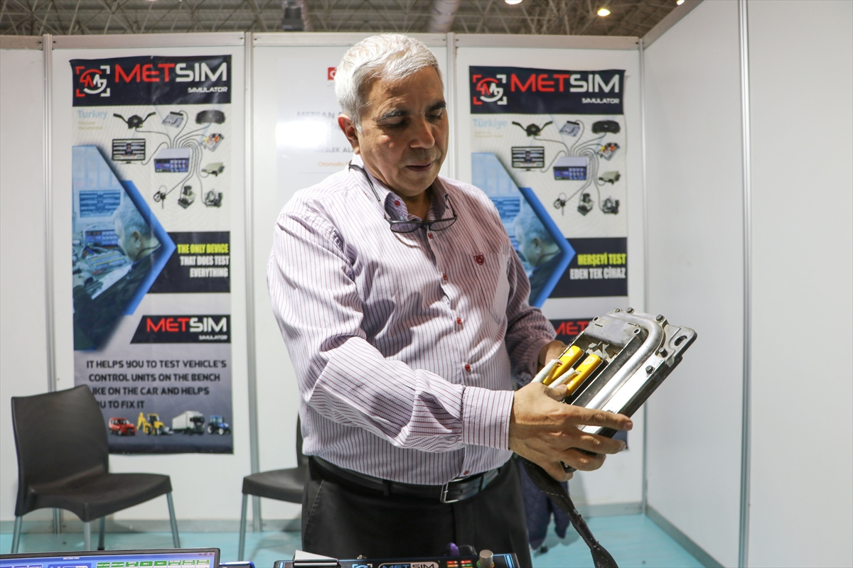 Daha sonra yazılımı ve bütün parçaları kendisine ait bir simülatör geliştirdiğini ifade eden Çoban, şunları kaydetti:
"Cihazımız otomobil, iş makinelerindeki motor, ABS freni sistemi, şanzıman, hidrolik kontrol ünitelerini, elektrik beyinlerini tamir edebilen ve simülatör üzerinde arızaları gösteren, tamir etmenize yardım eden bir cihaz. Cihazla araçlardaki kontrol ünitelerini tamir ediyoruz. Beyni nasıl tamir edebileceğimizi bize gösteren bir simülatör bu. Normalde aracın üzerinde yapılan bir iş bu, masa üzerinde araca ihtiyaç duymaksızın, beyni cihaza bağlayarak test ediyorsunuz. Bununla kontrol ünitelerini tamir ediyorsunuz ve yenisinin alınma ihtiyacı olmuyor."