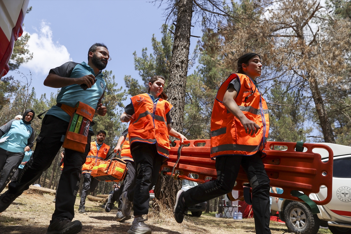 Erikçe Ormanı'nda düzenlenen programa katılan gönüllü UMKE ekipleri, ilk olarak teorik eğitim aldı.