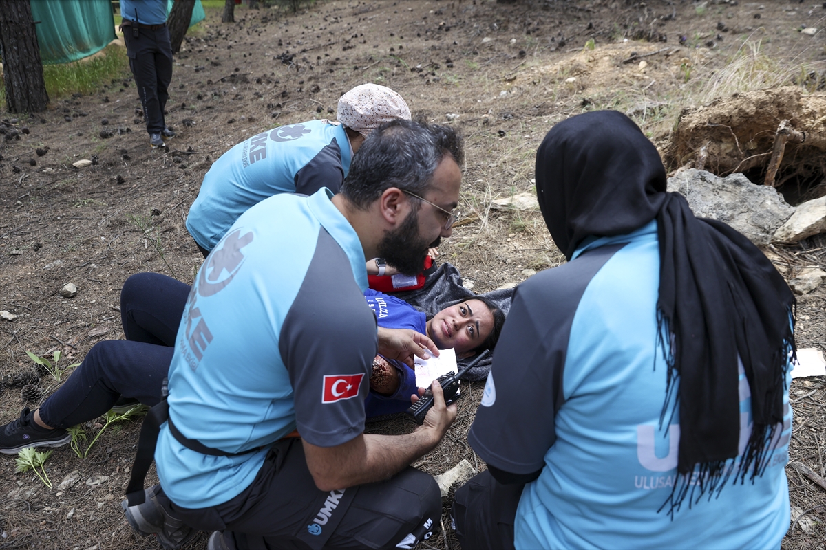 Öğrenciler de hocaları eşliğinde tatbikatın belirli alanlarına katıldı.
