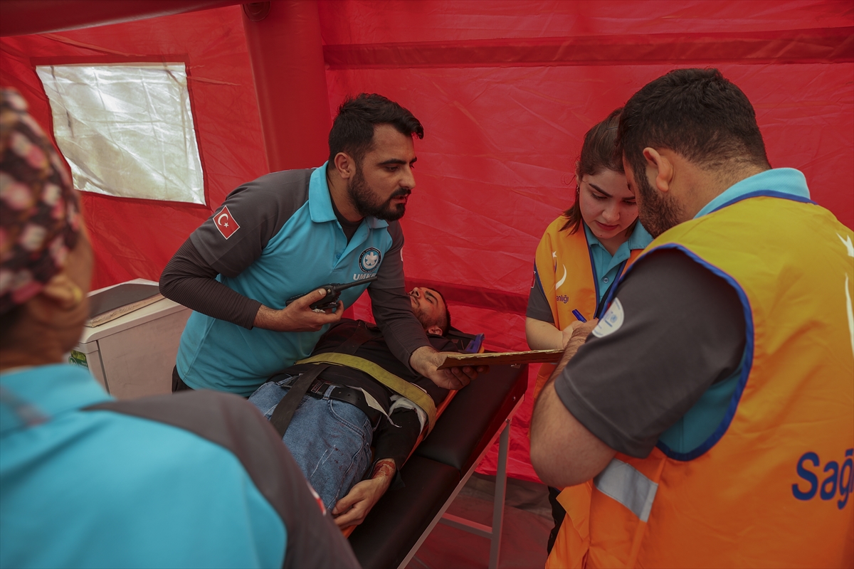 Olay yerine ulaşan ekipler, yaklaşık 6 dakikada kurdukları sahra hastanesinde yaralılara ilk müdahaleyi yaptı. Ardından durumlarına göre ambulanslara hastanelere sevk etti.