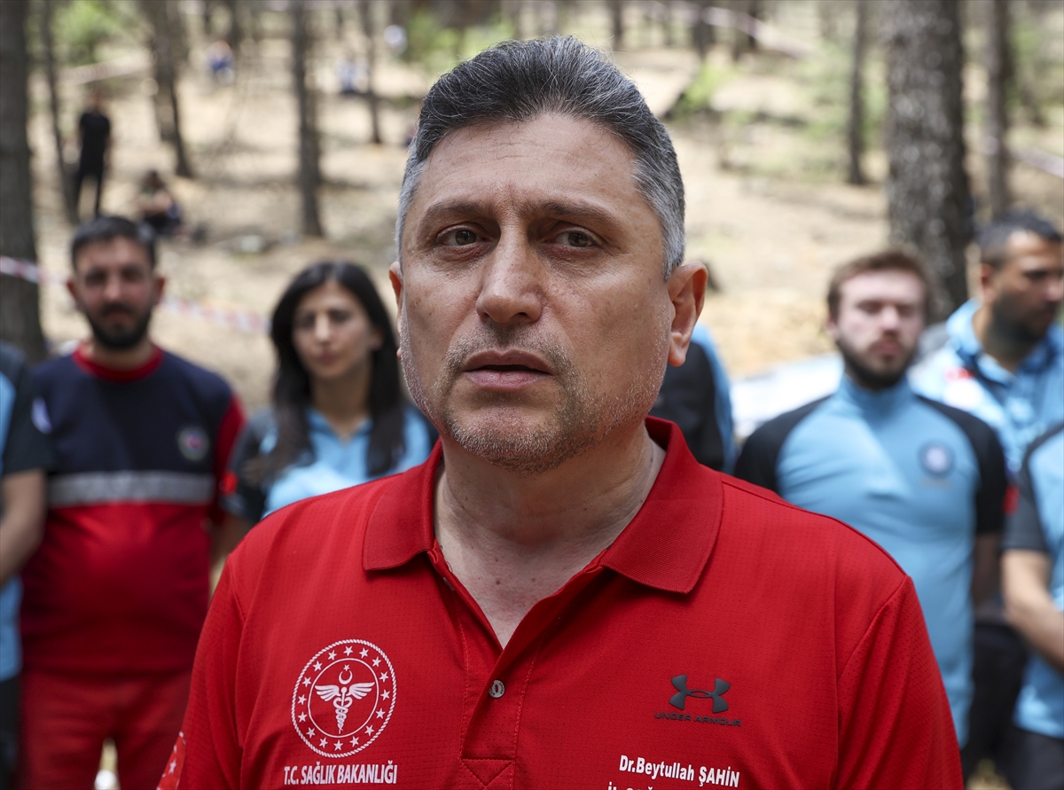 Her zaman tüm senaryolara hazır olmaları gerektiğini ifade eden Şahin, şunları kaydetti:

"Burada 244 personelimiz görev aldı. Biliyorsunuz deprem bölgesinde bir iliz. Yakın zamanda böyle bir tecrübemiz de oldu. Deprem anında bu UMKE ekiplerimizin nasıl ciddi görevler üstlendiklerini gördük. Buralardaki tecrübelerimizi de dikkate alarak yeni durumlara, yeni olağanüstü durumlara ve afetlere daha hazırlıklı olmak adına bu eğitimlerimizi aralıksız devam ettiriyoruz. Bunun dışında diğer her türlü afet anına hazırlıklı olacak şekilde çalışmalarımızı yaptık. Tüm olağanüstü durumlarda ekibimiz her türlü zor şartlara uygun eğitimlerini çok ciddi bir şekilde buradaki pratikleriyle geliştirmiş oldular."