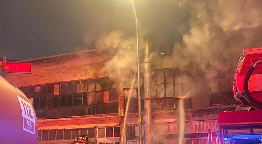 Yangın saat 01.00 sıralarında Mahmudiye mahallesi Güverte sokakta faaliyet gösteren mobilya imalathanesinin 2. katındaki boyahanede çıktı.