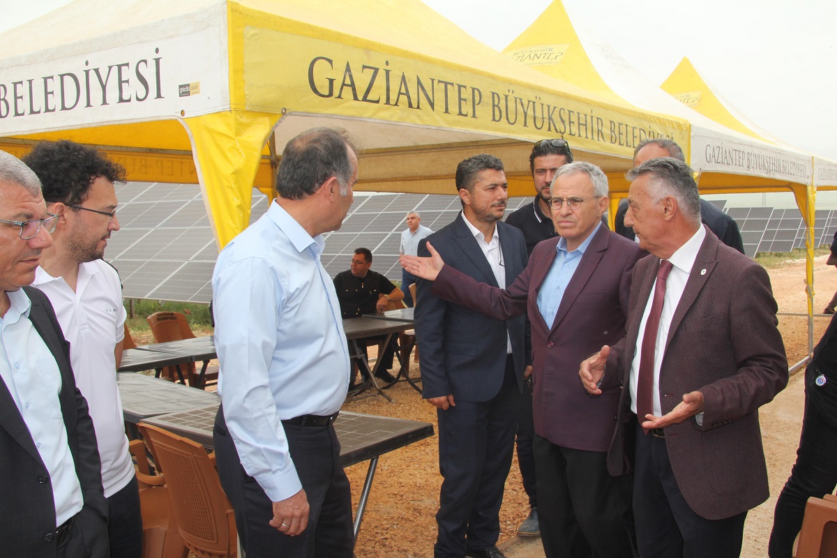 Bu doğal bir enerjidir. Hiç kimseye bir zararı yok. Sadece güneşten aldığımız enerjiyi bu sistemle aktarıp elektriğe dönüştürüyoruz. Dolayısıyla çevre kirliliği yok. Tam tersi doğal çevreye hizmet” şeklinde konuştu. Proje ile ilgili bilgi veren Rektör Yardımcısı Prof. Dr. Recep Yumrutaş, “Biz burada inceleme yaptık. Burada 166 dönüm arazi üniversitemize tahsis edilmiş bir arazi vardı. Gördüğünüz üzere taşlık bir araziydi. İçerisine bir tane bile fıstık ağacı dikilemeyecek bir araziydi. 130 dönümde yan tarafta vardı.