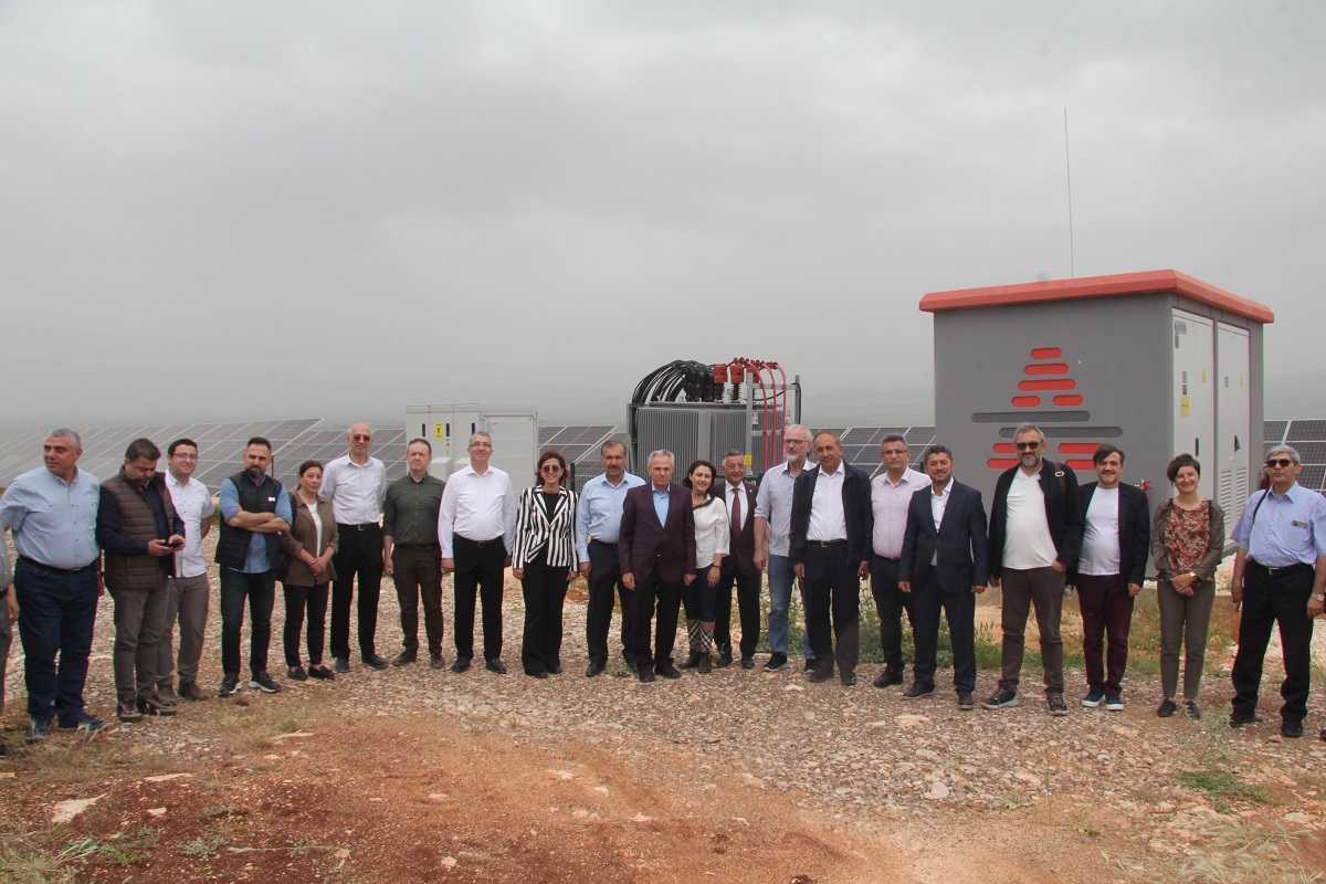 Bunları da Milli Emlak’tan aldığımızda yaklaşık olarak 20 megavat santrali kurma kabiliyetimiz oluyordu. Ayrıca üniversitemizin tüm birimlerinin tüketmiş olduğu elektrik enerjisi 30 milyon kW saat idi. Bizim amacımız üniversitemizin kullanmış olduğu elektriği karşılayabilecek bir santral kapasitesi olması gerekiyordu. Buna yoğunlaştık. 300 dönüm bunu kurtarıyordu. 300 dönümlük araziyi biz güneş enerjisi santrali kurmak amacıyla tahsis aldık. 2022 yılında çağrı mektubunu aldık. Bu proje herkese hayırlı olsun” diye konuştu.