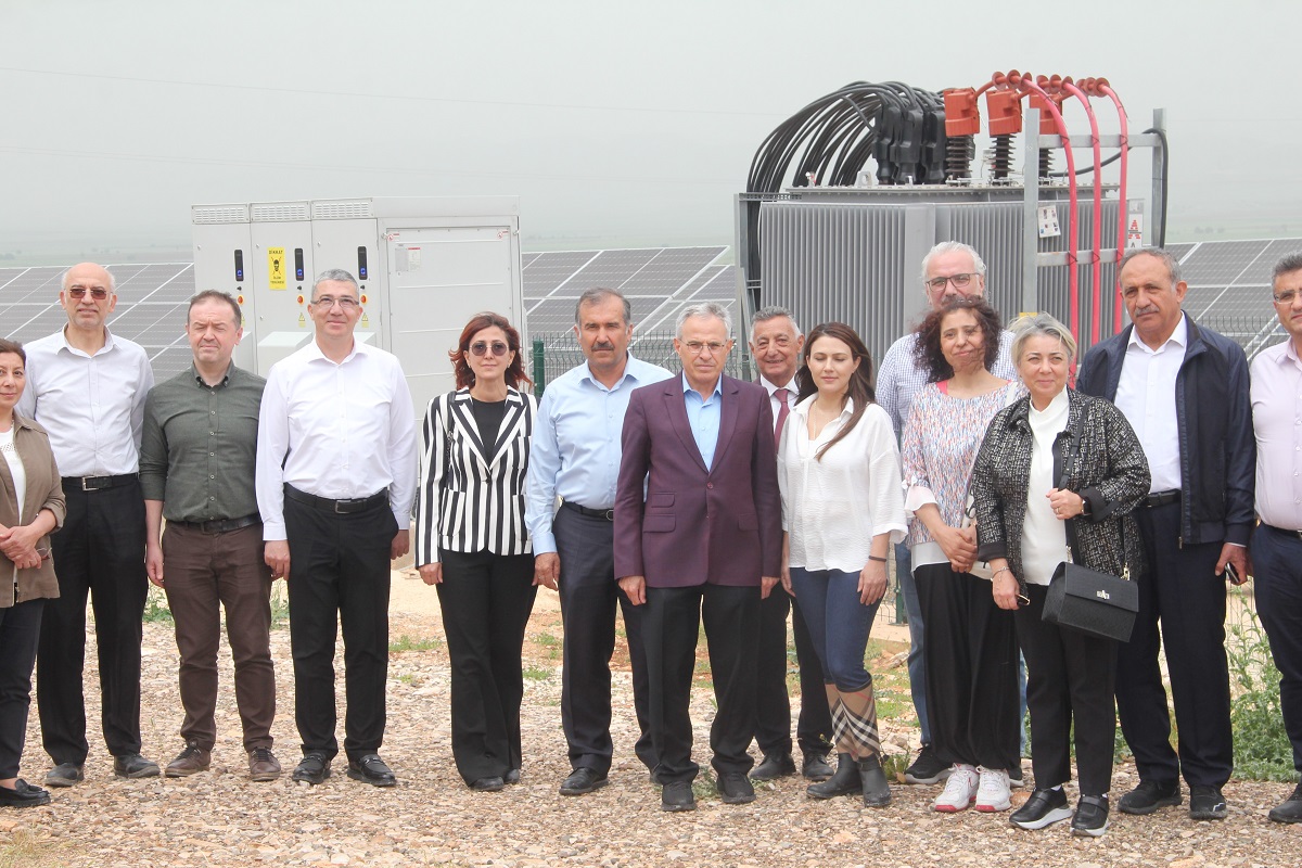 Biz yola çıktığımızda 20 MV tesis kurduk. 20 MV tesiste 40 milyon kWh saat elektrik üretilecek projeksiyonu yaptık. Bizim ihtiyacımız olan 30 milyon kWh saat yani 10 milyon kWh saat daha fazla üretim yapmışız. Kendi ihtiyacımızı karşılıyoruz. Artanı da enerji piyasasına aktarıyoruz. GES’in çevreye pozitif etkisi var. Karbon ayak izini düşürüyoruz.
