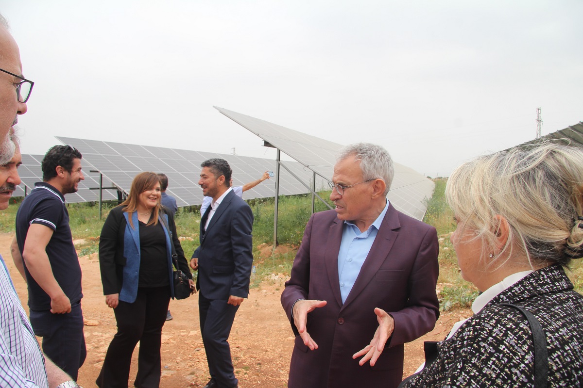 Gaziantep Üniversitesi (GAÜN), sürdürülebilir ve çevre dostu bir gelecek vizyonuyla, Araban ilçesindeki 300 dönüm arazi üzerine kurduğu Güneş Enerji Sistemi (GES) ile akademik ve bilimsel çalışmalarına yeni bir boyut kazandırıyor. Rektör Arif Özaydın’ın öncülüğünde, 2022 yılında başlatılan proje, üniversitenin enerji ihtiyacını karşılamakla kalmıyor, aynı zamanda enerji satışından elde edilen gelirle de akademik çalışmalara kaynak sağlıyor.