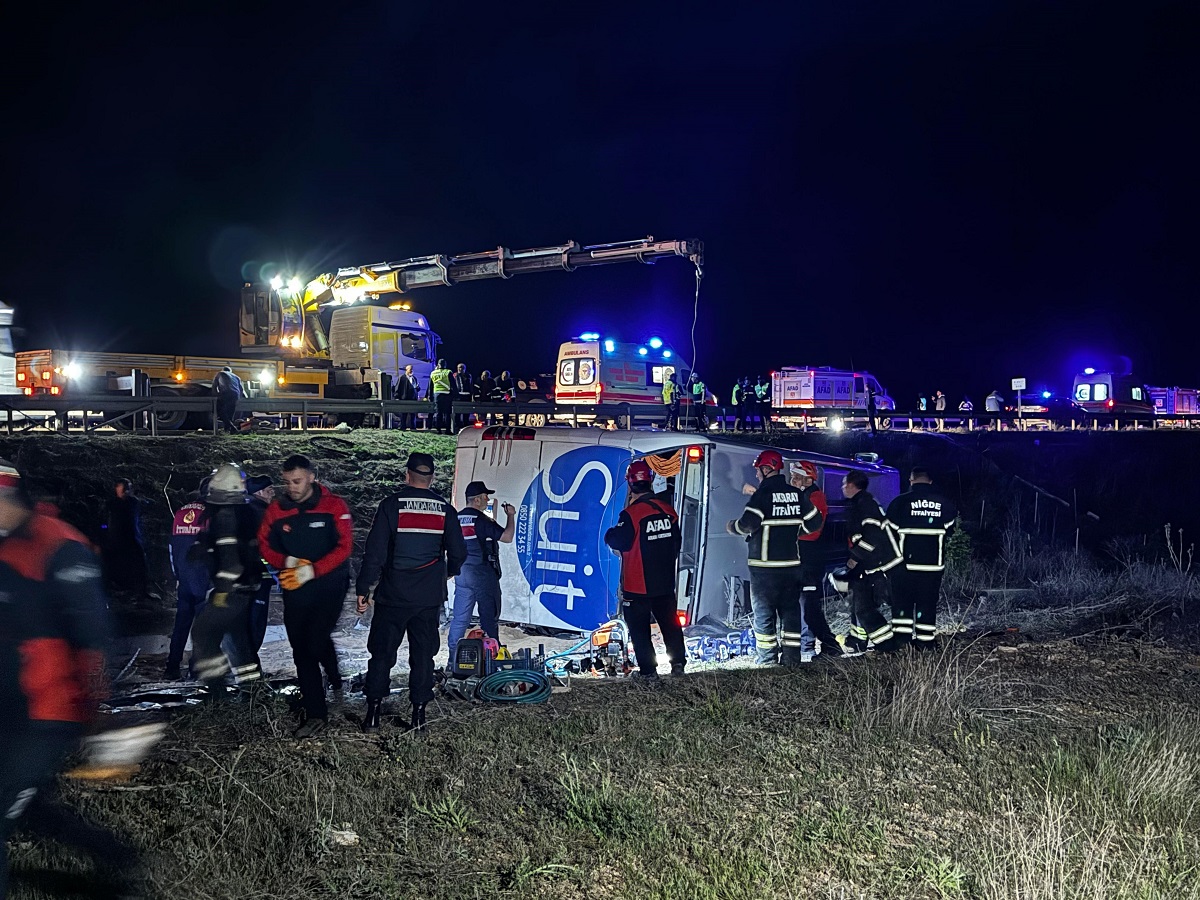 Kilis - İstanbul seferini yapan Hannan Samanoğlu’nun kullandığı 79 AF 880 plakalı Metro Turizm'e ait yolcu otobüsü henüz belirlenemeyen nedenden dolayı şarampole devrildi.