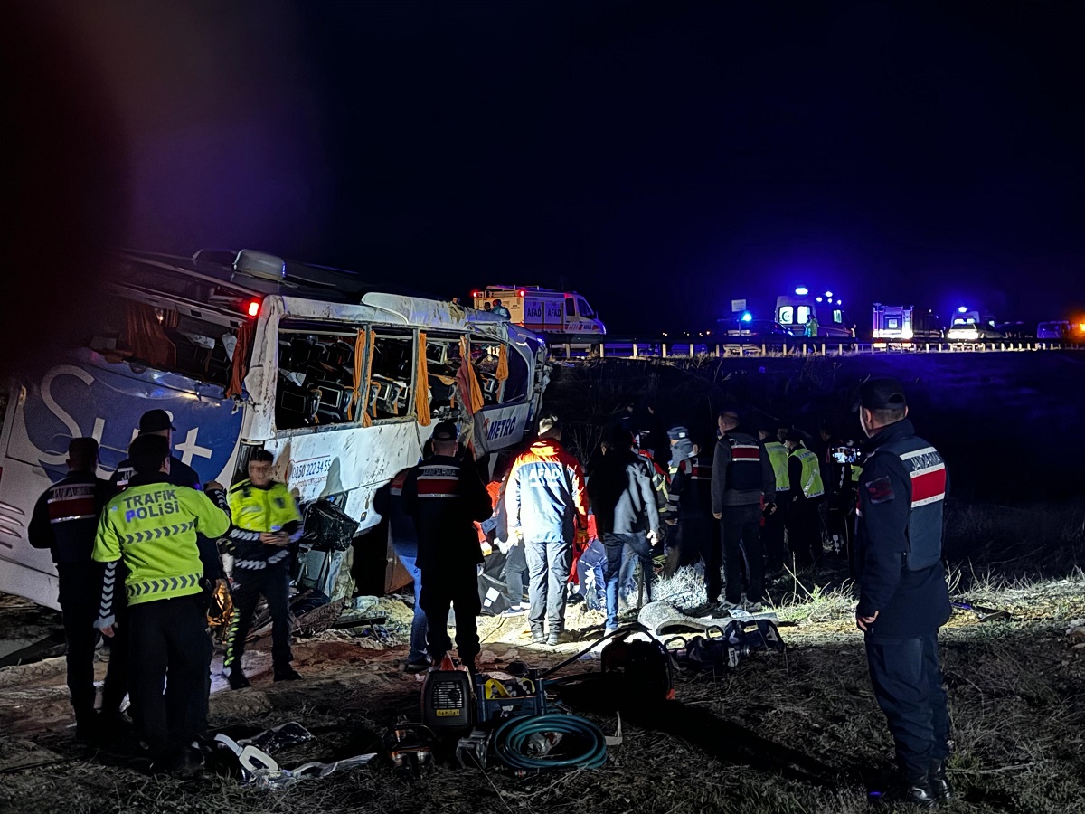 Kazayı gören diğer sürücülerin ihbarı üzerine kaza yerine çok sayıda sağlık, itfaiye, AFAD, UMKE, jandarma ve polis ekipleri sevk edildi.