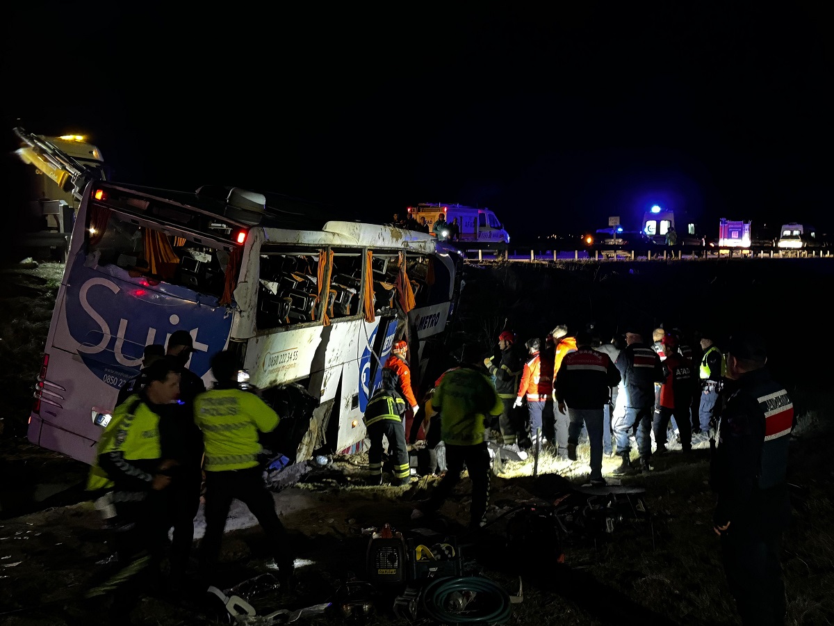Kaza gece 03.00 sıralarında Niğde - Ankara Otoyolu Nevşehir gişeler çıkışı Babakonağı mevkiinde meydana geldi.