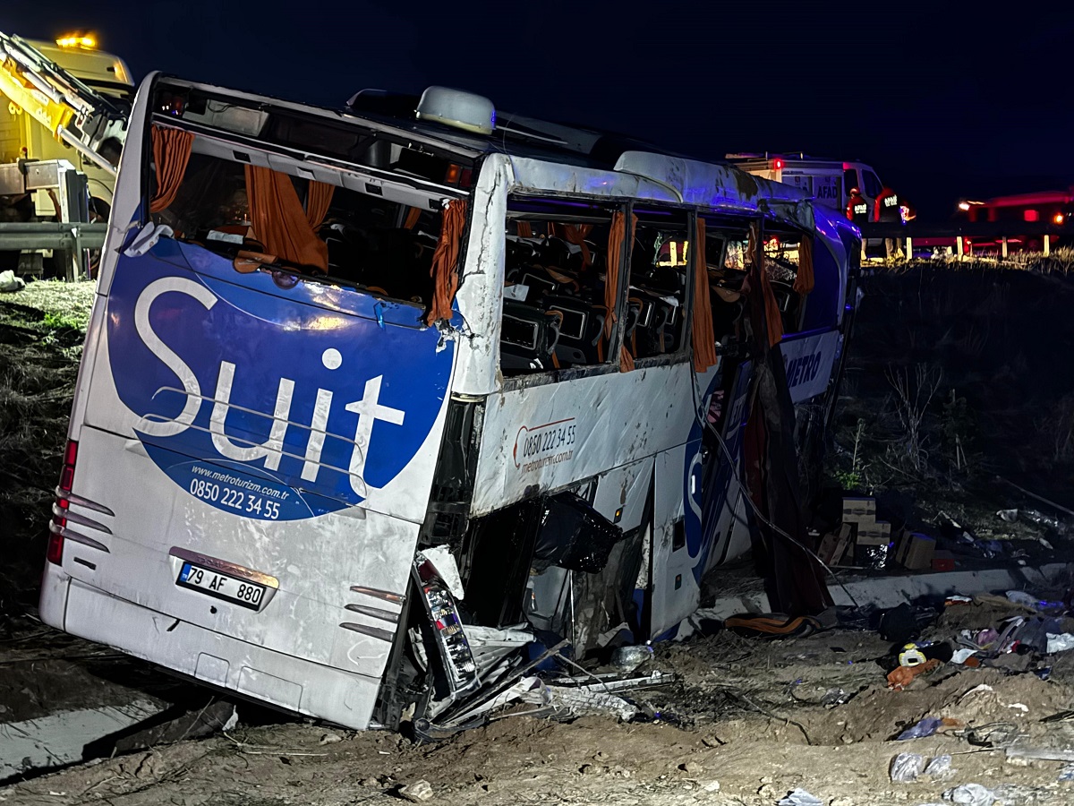 Kaza nedeniyle Niğde - Ankara Otoyolu'nda trafik kontrollü olarak sağlanıyor.