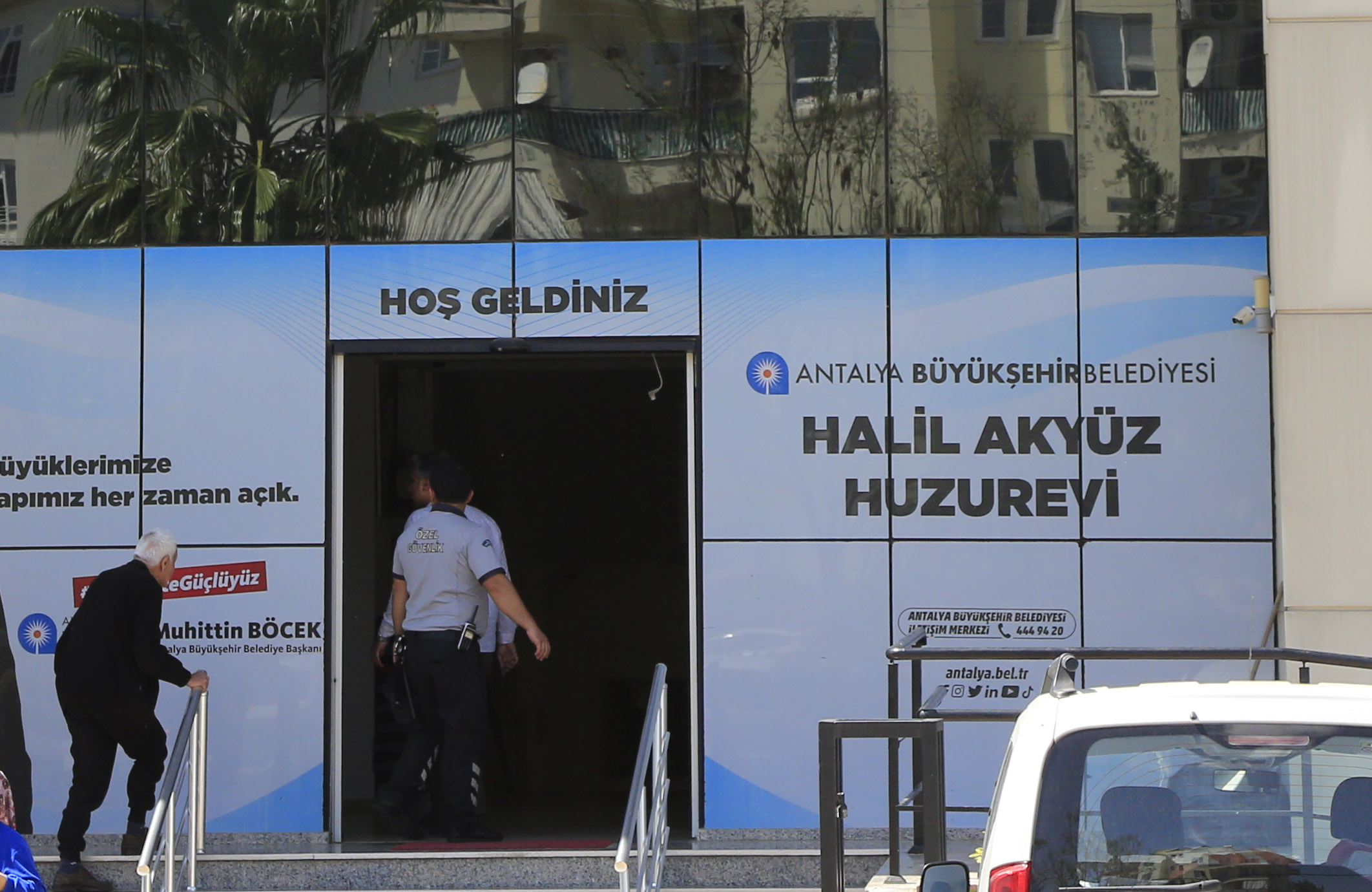 Olayda huzurevi sakini 2 yaşlı adam olay yerinde hayatını kaybetti, 1 kişi de yaralandı. Olay, dün gece 01.30 sıralarında Döşemealtı ilçesindeki Antalya Büyükşehir Belediyesi Halil Akyüz Huzurevi'nde yaşandı. 