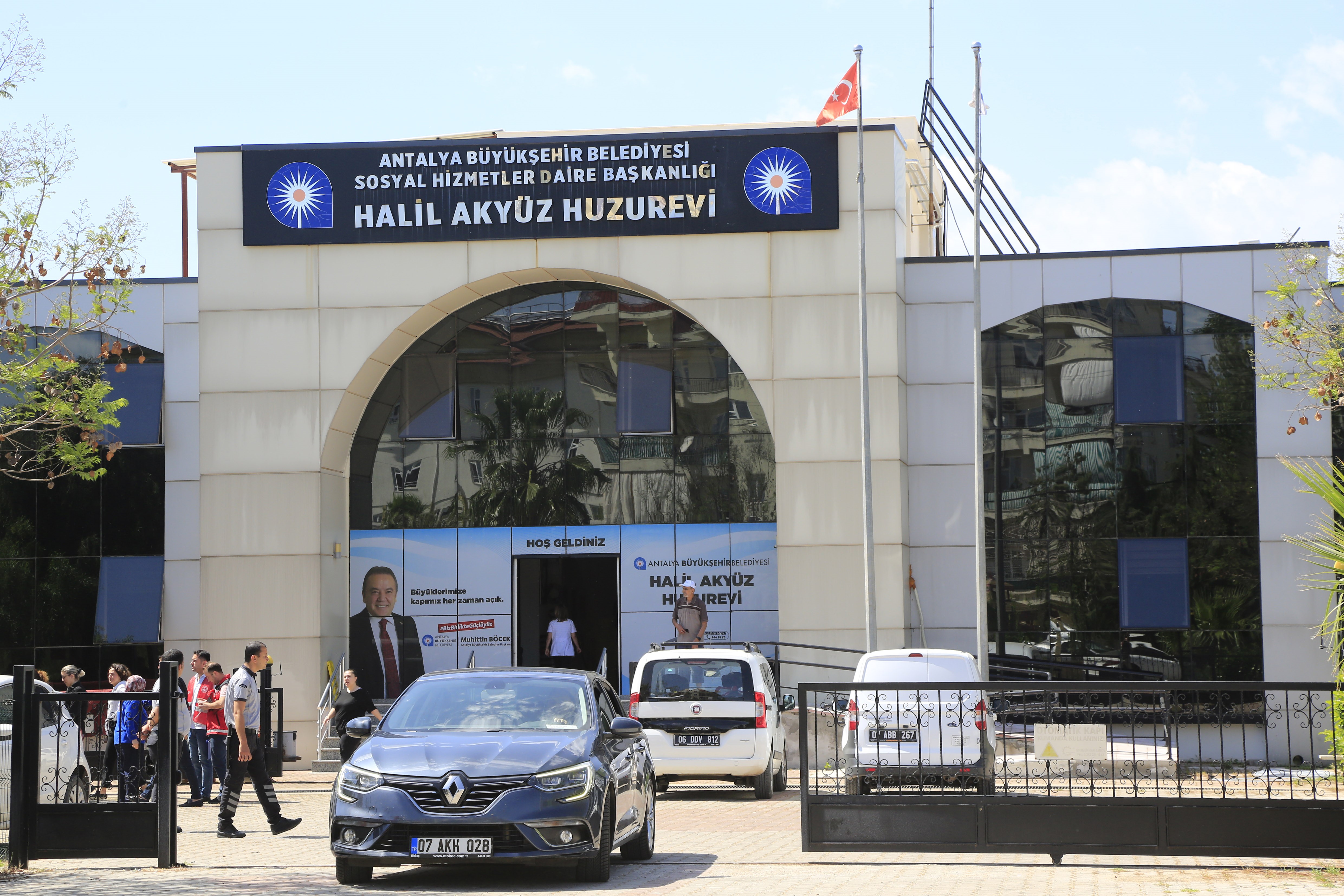 Cenazeler olay yeri inceleme ve savcı incelemesinin ardından otopsi için Antalya Adli Tıp Kurumu morguna kaldırıldı. Katil zanlısının daha önce de huzurevinde yaşadığı tartışmalar sebebiyle hakkında tutanak tutulduğu, huzurevi yönetimi tarafından çıkışına karar verildiği ve ek sürenin bugün sona erdiği öğrenildi.