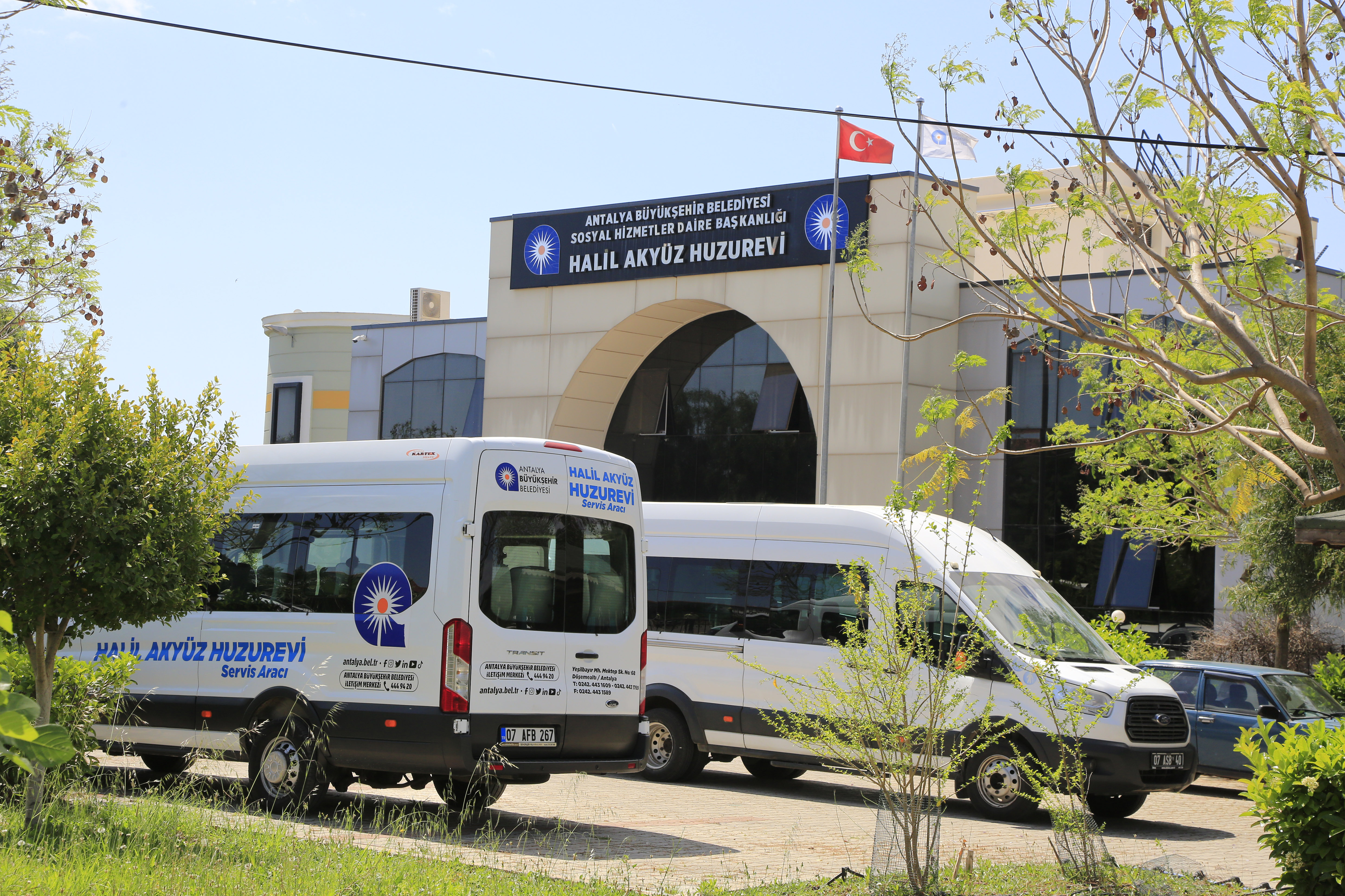 Şüpheli İzzettin Söğüt ile 6 ay birlikte kaldığını belirten huzurevi sakinlerinden Mustafa Güder, "4-5 yıldır burada kalıyor. Sakin, kendi halinde birisi gibiydi. Yemek sırasında daha önce bir kişiyi ittirmişti. Başka olayını hatırlamıyorum" dedi. Olayla ilgili başlatılan soruşturma devam ediyor.

