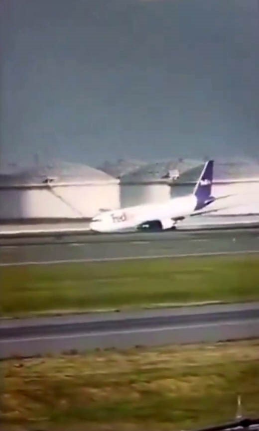 İniş takımları açılmayan bir kargo uçağı, gövde üzerine iniş yapmak zorunda kaldı. Bu uçağın, Amerika merkezli FedEx şirketine ait olduğu belirtildi. Ulaştırma ve Altyapı Bakanlığı, olayla ilgili olarak “Araştırma ve inceleme çalışmaları başlatıldı. Olayda can kaybı ya da yaralanma olmadı” açıklamasında bulundu.