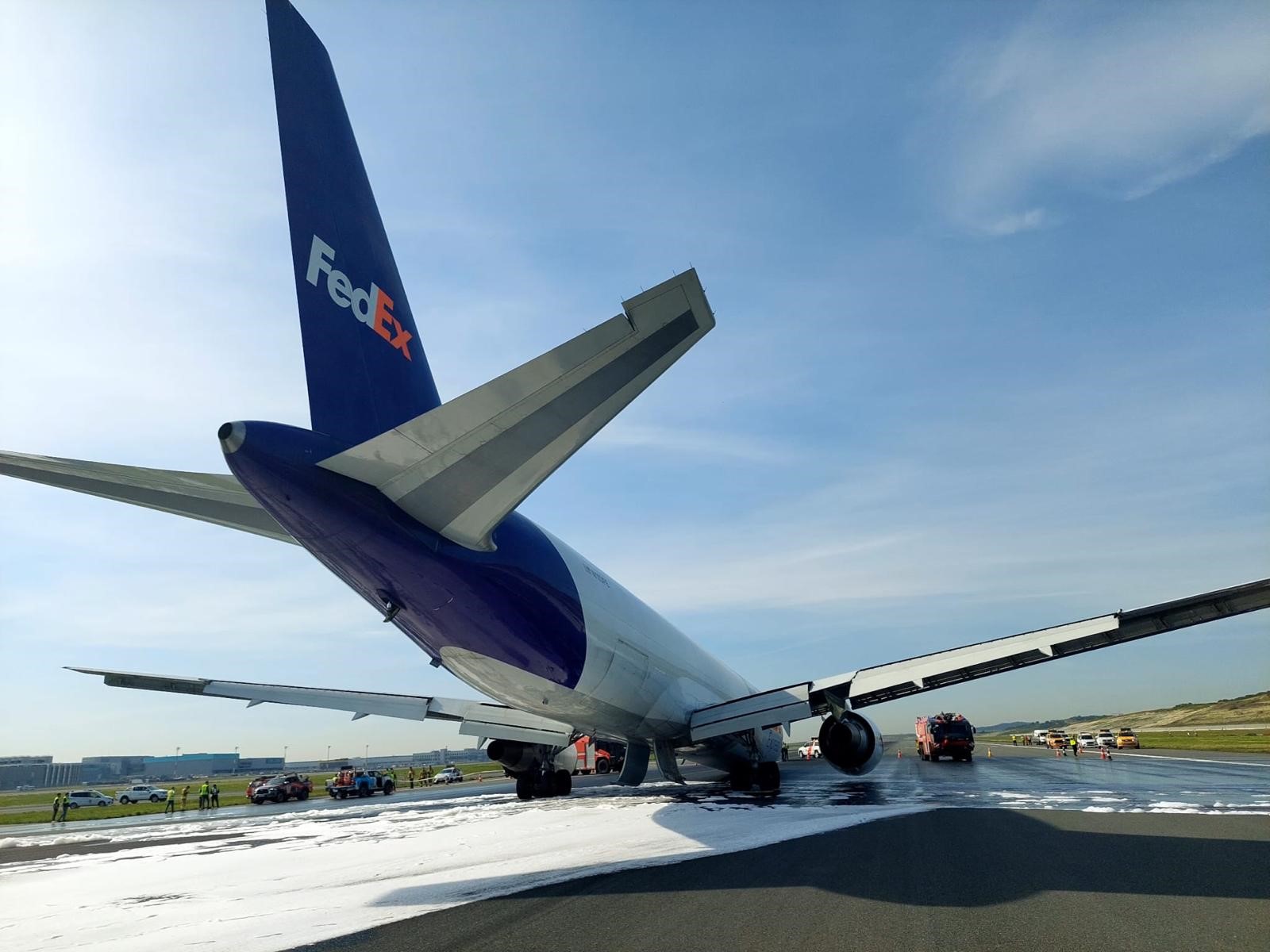 ABD’nin Tennessee eyaleti merkezli olan FedEx, 2023 itibarıyla filo ve taşıdığı binlerce ton yük bakımından dünyanın en büyük havayolu nakliyat (kargo) şirketi. FedEx, altı kıtada 220 ülkede 375’ten fazla destinasyonda hizmet veriyor.

Ulaştırma ve Altyapı Bakanlığı tarafından yapılan açıklamada, “Fedex Havayolları’na ait N110FE tescil işaretli, Boeing 763 tipi hava aracı, saat 07:55 lokalde pilot ifadesine göre hidrolik arızası nedeniyle ön iniş takımının açılmadığı bilgisini İstanbul Havalimanı ATC ünitesine bildirdi ve 08:17 lokalde ön iniş takımı kapalı vaziyette 16R pistine iniş yaptı ve pist içerisinde kaldı” denildi.