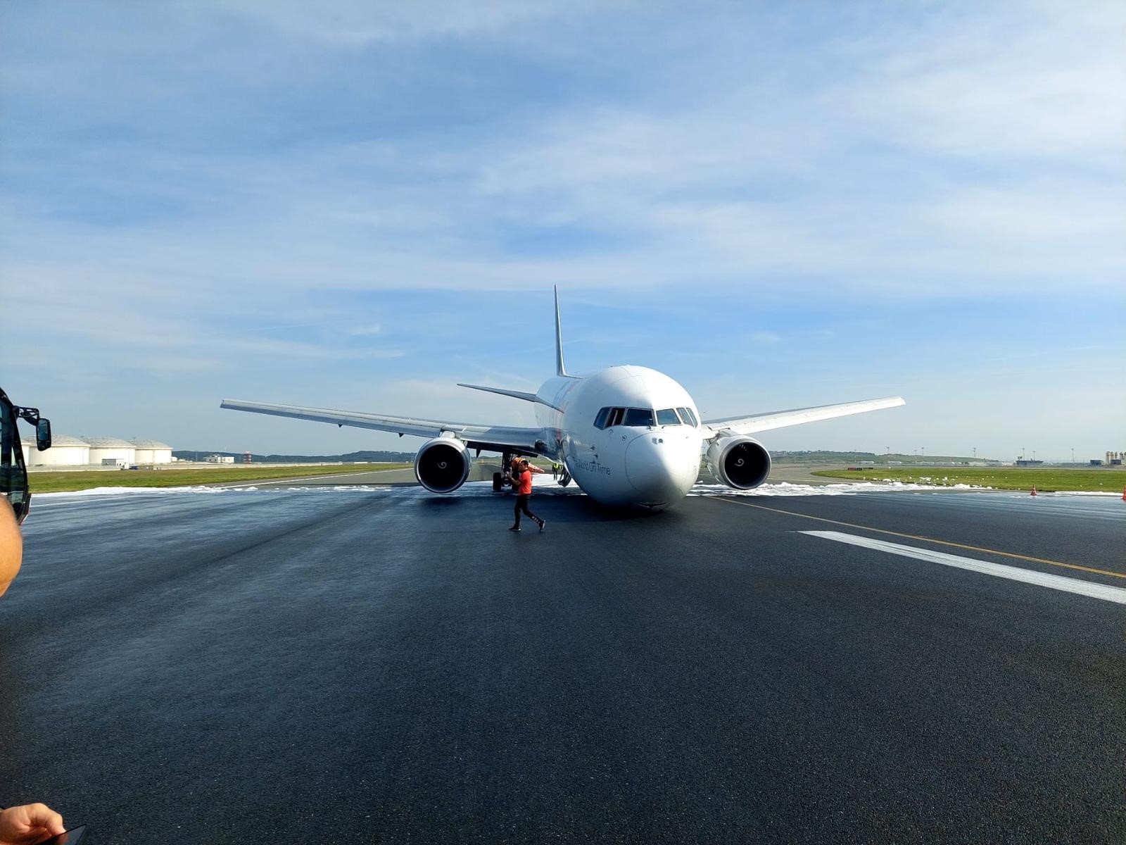 FedEx kargo şirketi, FX6238 sefer sayılı Boeing 767 tipi uçağı ile saat 08.17 sıralarında İstanbul Havalimanı’na yaklaştı. İstanbul Havalimanı’nın işletmecisi İGA’nın gerekli birimleri ve havalimanı itfaiye ekipleri, uçağa yangın ihtimaline karşı müdahale etti. Kazada can kaybı ya da yaralanma olmadı.