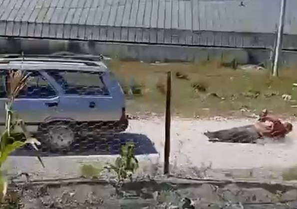 Vatandaşların cep telefonu kamerasına yansıyan olay ise sosyal medyada tepkilere neden oldu.