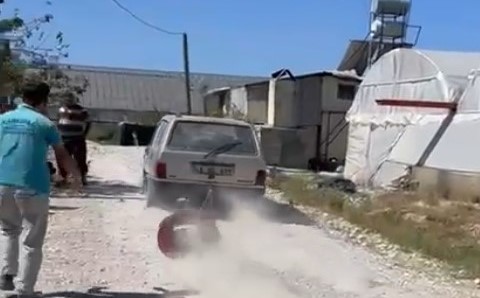 Olay, Ova Mahallesi’nde dün meydana geldi. Edinilen bilgiye göre, Ş.T. köpeğine zarar verip kendisine küfür ettiğini ileri sürdüğü ve psikolojik sorunları olduğu öğrenilen Orhan S.’nin evine giderek tartışmaya başladı.