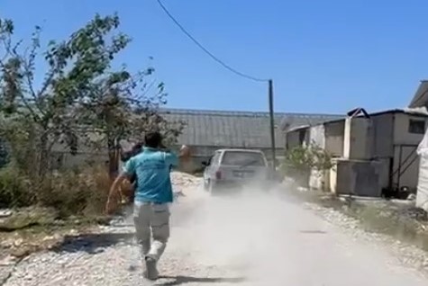 Tartışma büyüyüp kavgaya dönmesinin ardından Ş.T., Orhan S.'yi ellerinden ve ayaklarından bağladı, ardından iple 48 HG 669 plakalı aracının arkasında 150 metre sürükledi.