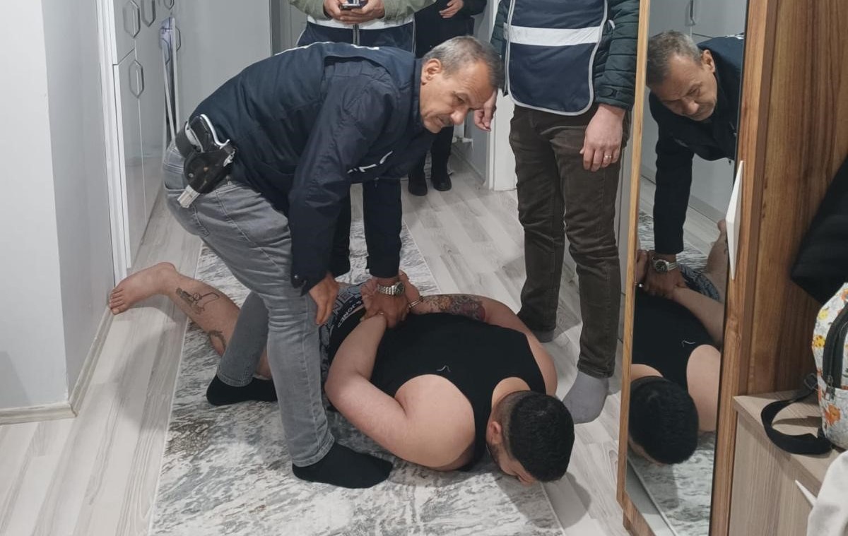 Konsomatris bir kadının da parasını işletmesi için çeteye verdiği, karşılığında kar payı aldığı ortaya çıktı. Bu kadın da çete üyesi olmaktan gözaltına alındı.

Çete üyelerine silah sağladıkları iddia edilen 5 kişi de İstanbul'da tutuklandı. Çete liderinin borcunu ödediği halde senetlerini vermediği bir işadamına bağırıp tehdit ettiği "Tefeciyim oğlum ben, domates biber satmıyorum" şeklindeki cevabı dikkat çekti.

 Özel harekat ve çevik kuvvet desteğindeki şok operasyona ait görüntüler ise nefesleri kesti.