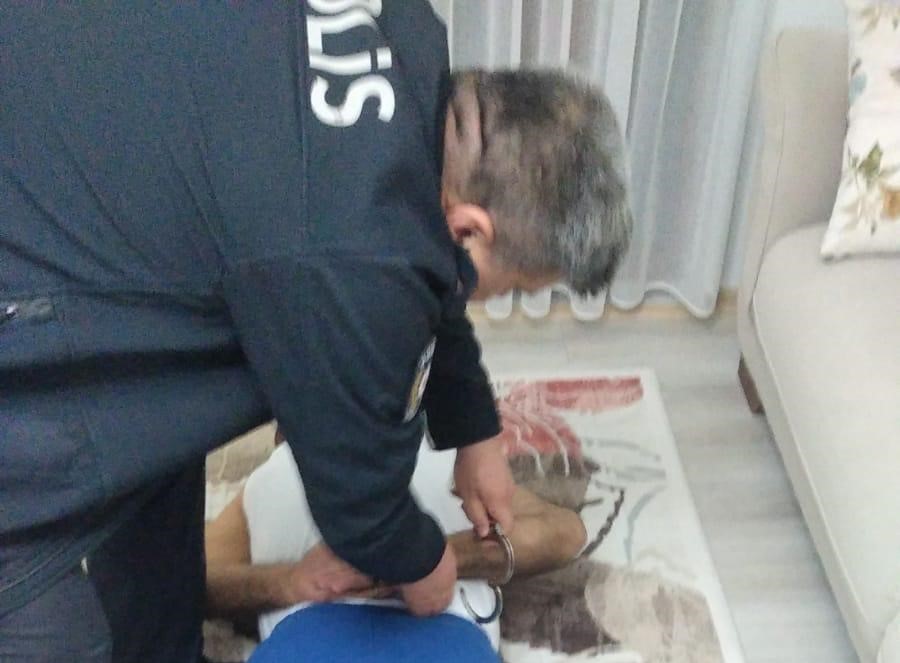 Öte yandan Asayiş Şube Müdürlüğü Gasp Büro Amirliği tarafından yürütülen ve 3 ay süren fiziki ve teknik takibin ardından lider olduğu belirlenen 39 yaşındaki T.A.'nın da bir mağdurla yaptığı telefon görüşmesi deşifre oldu.