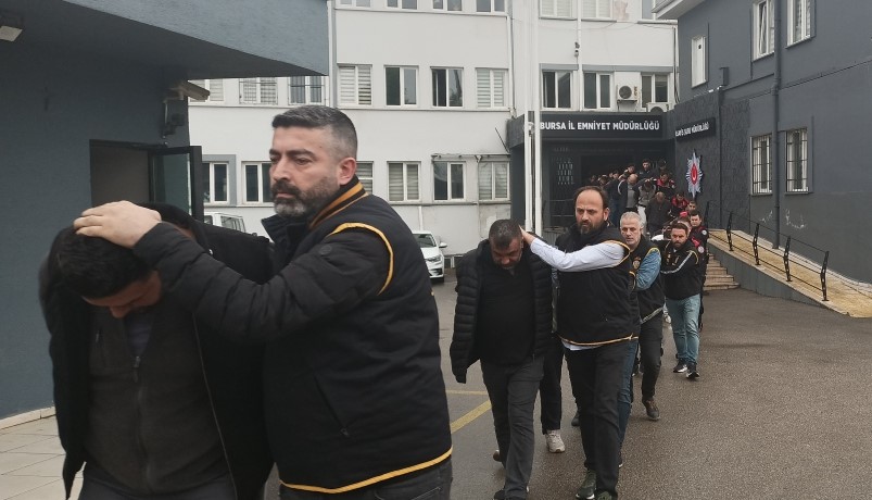 Edinilen bilgiye göre, Yenişehir Cumhuriyet Başsavcılığı koordinesinde Bursa Emniyet Müdürlüğü Asayiş Şube Müdürlüğü Gasp Büro Amirliği tarafından yürütülen soruşturma çerçevesinde harekete geçen ekipler, Yenişehir'de zor durumda olan ve iflas etmek üzere olan işyerlerinin sahiplerine borç verip karşılığında senet imzalatan; yüzde 4 bin faiz uygulayan çete için düğmeye bastı. Çetenin borcu ödeyemeyen işadamlarının silah tehdidi ile fabrikalarına çökmeleri üzerine de 3 ay boyunca fiziki ve teknik takip başlatıldı.