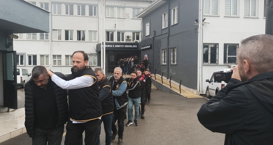 Yüksek faizle para satıp ödemesini yaptıkları halde senetlerini vermeyip 60'dan fazla iş insanını mağdur ettikleri belirlenen çetenin İstanbul'da bağlantılı oldukları belirlenen silah tüccarı 5 kişi de yakalandı.