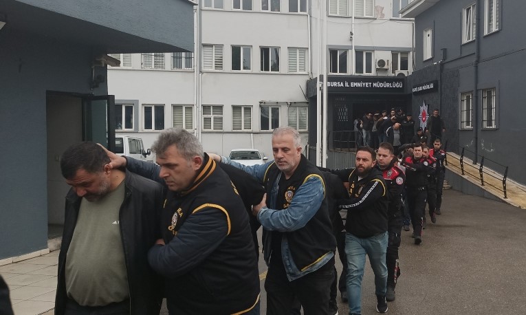  Bu şahısların ev iş yerlerinde yapılan aramalarda da yüklü miktarda para ve döviz ile 5 adet tabanca ele geçirildi. Adli mercilere sevk edilen 5 kişi tutuklandı.