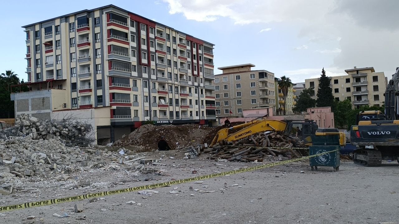 Binanın çökme anı bir vatandaş tarafından cep telefonuyla saniye saniye kaydedildi.

