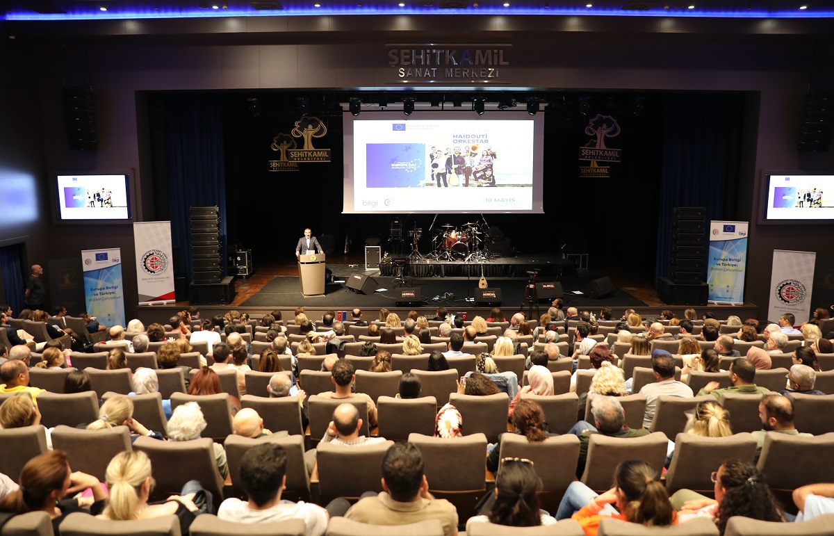 Bu yıl “Ortak Değerlerimiz, Ortak Geçmişimiz” ve “Birlikte İnşa Ettiğimiz Barış ve Refah” sloganıyla kutlanan 9 Mayıs Avrupa Günü kapsamında Fransa, Yunanistan, Türkiye, Romanya ve Sırbistan gibi farklı ülkelerden müzisyenlerin oluşturduğu Haidouti Orkestrası, Balkanlar, Türkiye ve Orta Doğu ezgilerini içeren çok kültürlü repertuarıyla izleyicilerle buluşarak birlik ve dayanışma mesajları verdi.
