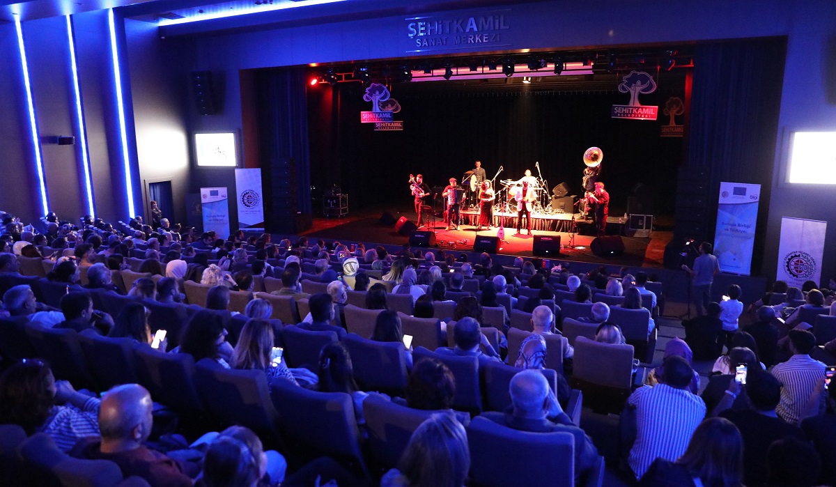 Salonu hınca hınç dolduran izleyicilerin yoğun ilgisine sahne olan etkinliğin açılış konuşmasını gerçekleştiren GTO Yönetim Kurulu Başkanı Tuncay Yıldırım, Avrupa Günü hakkında bilgi vererek, “Bu akşam bir araya gelmemize vesile olan ‘Avrupa Günü’ nedir kısaca bahsetmek isterim. Fransız Dışişleri Bakanı Robert Schuman, 9 Mayıs 1950 tarihinde Avrupa'da barışçıl ilişkilerin kalıcı şekilde kurulması gerektiğini belirterek bir kanun teklifi açıklamıştır. ‘Schuman Bildirisi’ olarak da bilinen bu teklif aslında Avrupa Birliği’nin yapı taşını oluşturmaktadır. O nedenle 9 Mayıs tarihi 1985 yılından bu yana da AB üyesi ülkelerde, bizim gibi aday ülkelerde ve potansiyel aday ülkelerde ‘Avrupa Günü’ olarak kutlanmaktadır” dedi.