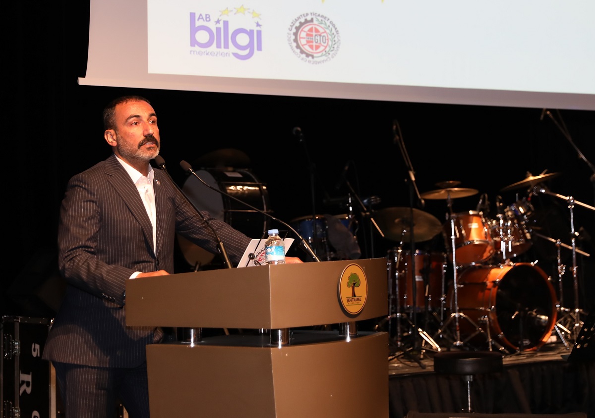 Konuşmasının devamında toplumların ortak değerini, ortak geçmişini en güzel ifade eden şeyin şüphesiz sanat olduğunu vurgulayan Yıldırım, “İnanıyorum ki sanatın birleştirici, iyileştirici ve geliştirici gücü hiçbir şeyde yok O nedenle Türkiye’nin ilk Avrupa Birliği Bilgi Merkezi olan ve 28 yıldır Odamız bünyesinde faaliyet gösteren Gaziantep AB Bilgi Merkezi olarak Avrupa Gününü bu güzel sanatsal etkinlikle kutlamak istedik” ifadelerine yer verdi.