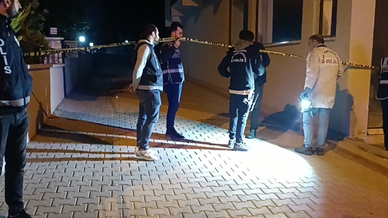 Olay sonrası polis teslim olan katil zanlısı Halil Özdemir, karakolda tamamlanan sorgusu ve hastanedeki sağlık kontrollerinin ardından tutuklanma talebiyle adliye sevk edildi.