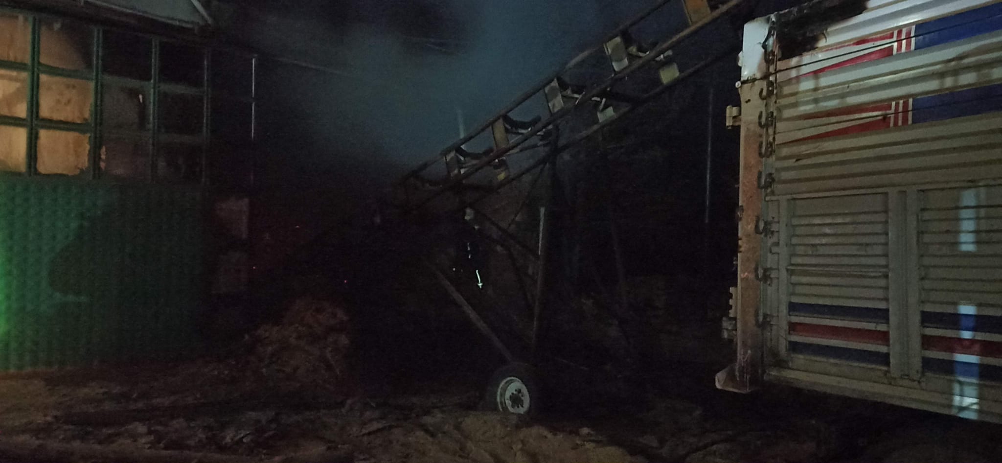 Ekiplerin soğutma çalışmaları devam ederken fabrikada maddi hasar meydana geldi.