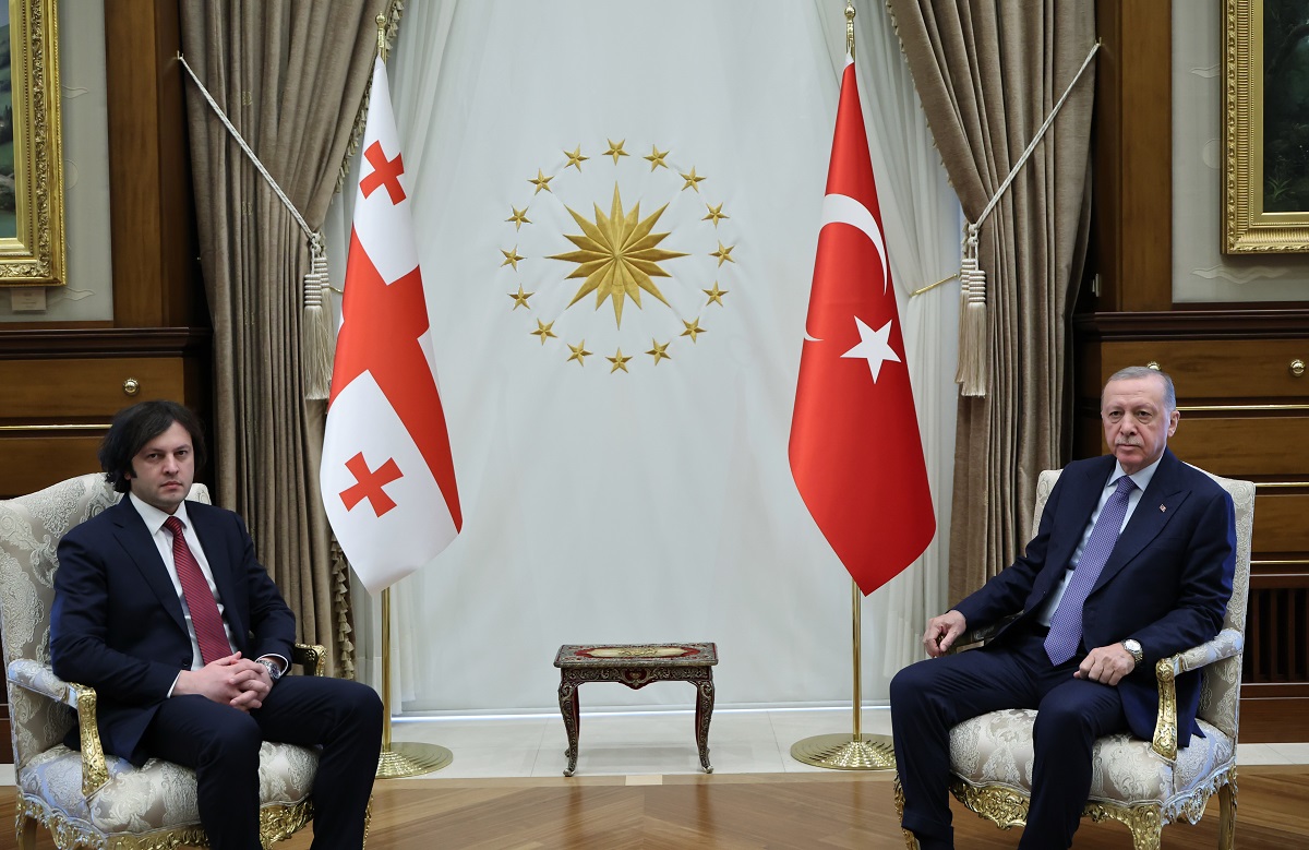 Gürcistan Başbakanı Kobakhidze yaptığı konuşmada Cumhurbaşkanı Erdoğan'a ev sahipliği için teşekkür etti. Erdoğan’ın sadece Cumhurbaşkanı değil ülkenin, milletin, tüm Türklerin menfaatlerini koruyan gerçek bir lider olduğunu belirten Kobakhidze, “Sizin liderliğiniz hepimize örnek oluyor” dedi.


Kobakhidze, “Gürcistan AB aday ülkesi, geleceğe yönelik planlarımız bağlamında bölgesel gelişmeleri ele aldık. Ortak sınamalara karşı ortak ne yapabileceğimizi konuştuk. Kafkaslar’da barış ve yapıcı işbirliğine katkıda bulunmak istiyoruz. Azerbaycan ve Ermenistan arasındaki barış anlaşması çok önemli. Bu sayede bu iki ülkenin nihai barış anlaşmasına ulaşacağını düşünüyoruz” dedi.