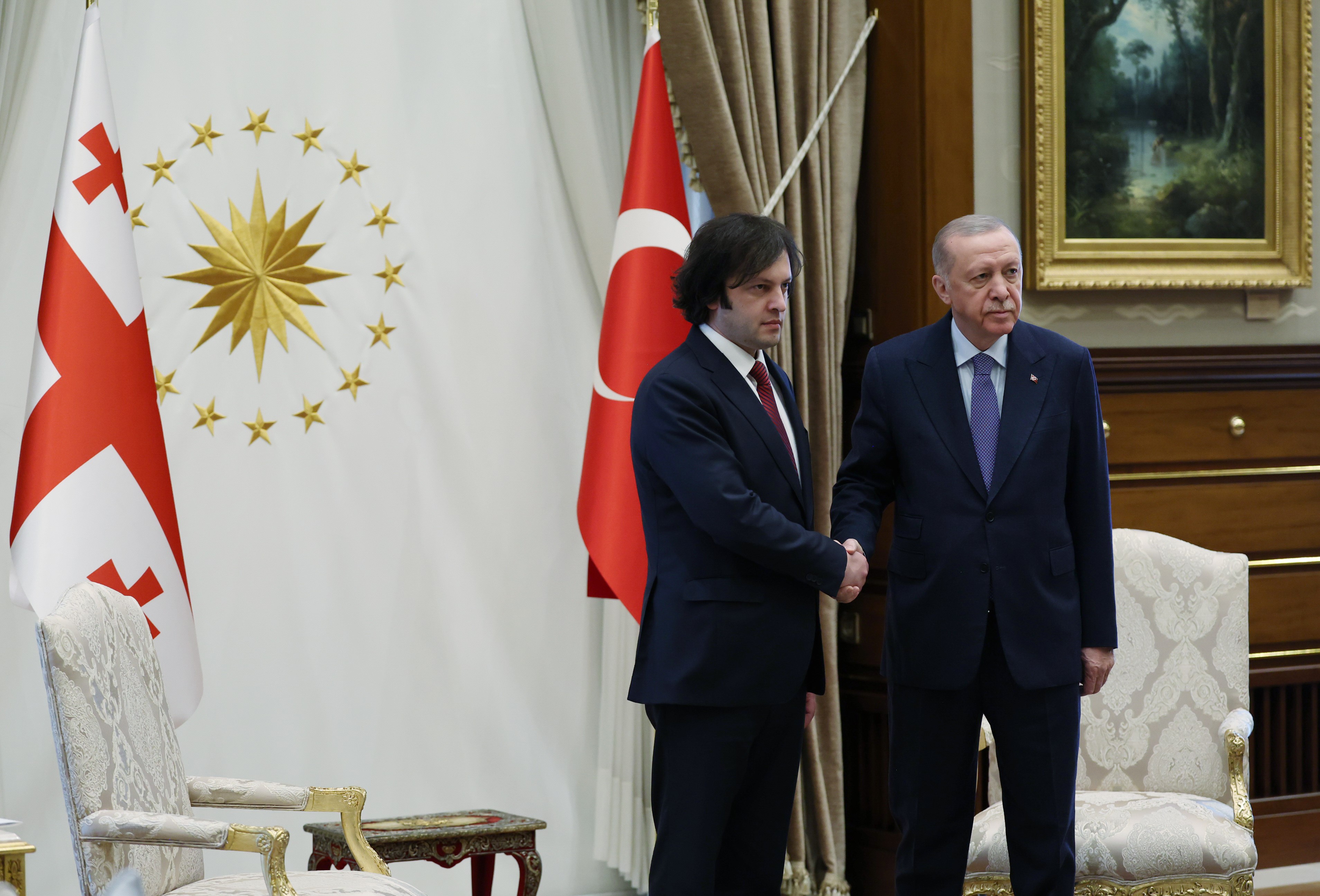 Cumhurbaşkanı Recep Tayyip Erdoğan ve Gürcistan Başbakanı İrakli Kobakhidze'nin huzurunda iki ülke arasında enerji alanında önemli iş birliklerini kapsayan mutabakat zaptı imzalandı.Enerji ve Tabii Kaynaklar Bakanlığı ile Gürcistan Ekonomi ve Sürdürülebilir Kalkınma Bakanlığı arasında "Enerji Alanında İşbirliği Mutabakat Zaptı" imzalandı.