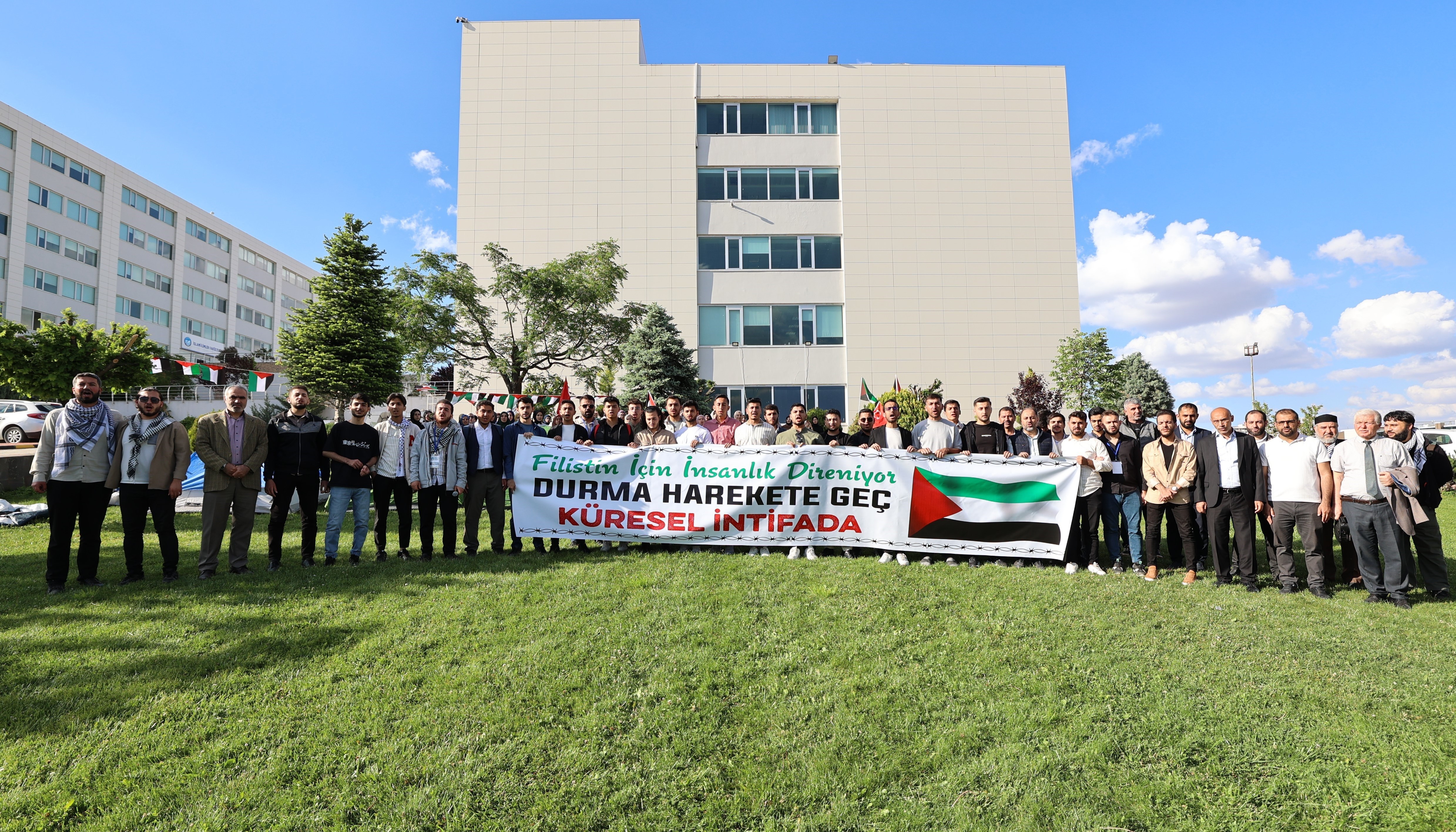 “FİLİSTİNLİLER İMTİHANI BAŞARIYLA GÖTÜRÜYOR”

Öğrenci topluluklarının GİBTÜ Kampüsü'nde gerçekleştirdiği "Soykırıma Karşı Çadır Nöbeti"ne destek veren Rektör Prof. Dr. Şehmus Demir, “Bu dava artık sadece İslam davası olmaktan çıktı, insani bir krize dönüştü. Biz çok büyük bir testten geçiyoruz. Filistinliler imtihanı başarıyla götürüyor. Asıl başarısızlıkla süreci yürüten ve imtihanı kaybeden bizleriz. Çaresiz bir şekilde izleyen bizleriz. Dolayısıyla artık oturup üzerimize düşenleri ciddi anlamda sorgulamamız, duruşumuzu sorgulamamız, din ile olan iletişimimizi sorgulamamız gereken bir noktada olduğumuzu hepimiz bilmemiz gerekiyor” dedi.