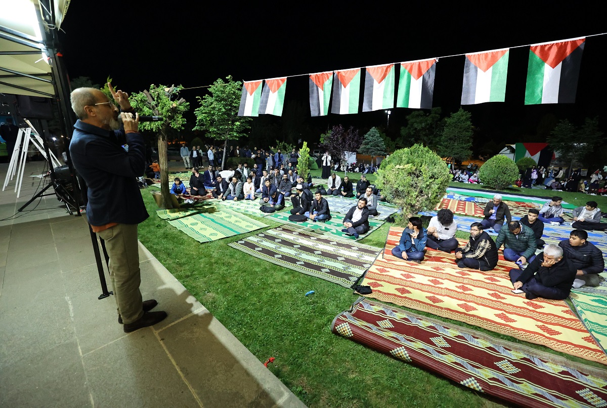 Gaziantep İslam Bilim ve Teknoloji Üniversitesi’nde öğrenciler, İsrail'in Gazze'ye saldırılarına tepki ve Filistinlilere destek amacıyla kampüste nöbet eylemi başlattı.