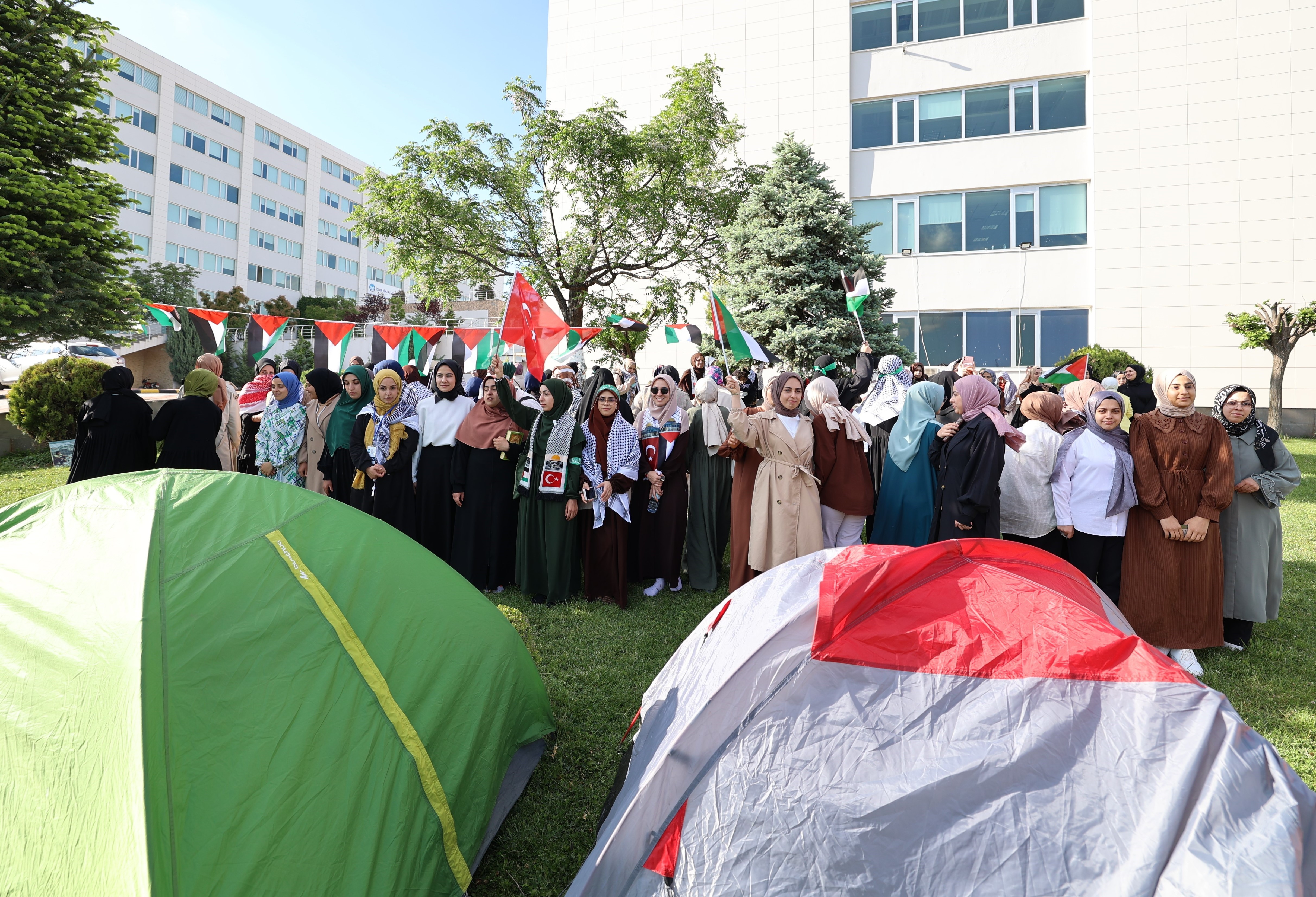 . İsrail'in Gazze'ye yönelik saldırılarına tepki göstermek ve ABD ile Avrupa'nın çeşitli üniversitelerinde Filistin için devam eden eylemlere destek vermek için nöbet başlatıldı. GİBTÜ kampüsünde kurulan çadırlarda bir araya gelen öğrenci ve akademisyenler, İsrail'in Gazze'ye yönelik saldırılarına tepki göstererek, Gazze'de yaşanan insanlık dramının son bulması için uluslararası topluma çağrıda bulundu.
