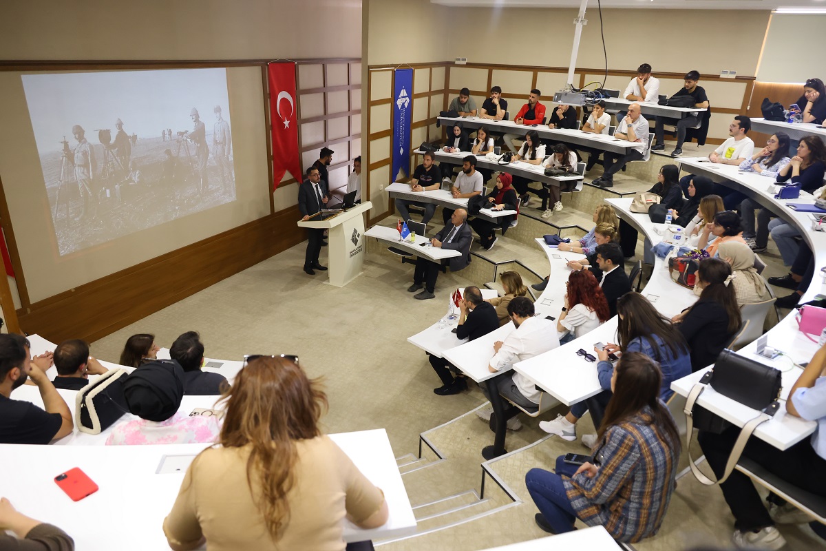 Programın açılış konuşmasını yapan HKÜ Rektör Yardımcısı Prof. Dr. Mehmet Lütfi Yola, “19 Mayıs 1919, Cumhuriyetimizin Kurucusu Mustafa Kemal Atatürk tarafından milli mücadelemizin ilk tohumlarının atıldığı, milletimizin bağımsızlık ve özgürlük yolunda attığı ilk adımın tarihidir. Bugün, bu anlamlı günde gençlerimizle birlikte olmanın gururunu yaşıyoruz. HKÜ’nün üretken gençlerinin spor, bilim, sanat, edebiyat ve her türlü alanda öncülük edeceğine ve vizyonlarını daha ileriye taşıyacaklarına inanıyorum. Bir arada olduğumuz bu özel günde, 19 Mayıs Atatürk’ü Anma, Gençlik ve Spor Bayramınızı en içten dileklerimle kutluyorum” dedi.

