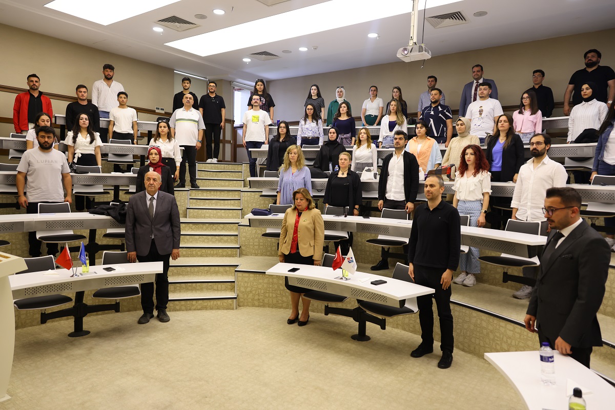 Şehitler için saygı duruşun bulunulması ve İstiklal Marşı'nın okunmasının ardından, TRT tarafından hazırlanan “19 Mayıs” adlı belgeselin gösterimi ile HKÜ Cine Amfi’de başlayan programa HKÜ Rektör Yardımcıları Prof. Dr. Gül Rengin Küçükerdoğan ve Prof. Dr. Mehmet Lütfi Yola, Sağlık Bilimleri Fakültesi Dekanı Prof. Dr. Kezban Bayramlar, Öğrenci Dekanı Dr. Öğr. Üyesi Özgür Osman Demir, HKÜ Genel Sekreteri Ümit Şahnaoğlu, öğretim elemanları ve öğrenciler katıldı.
